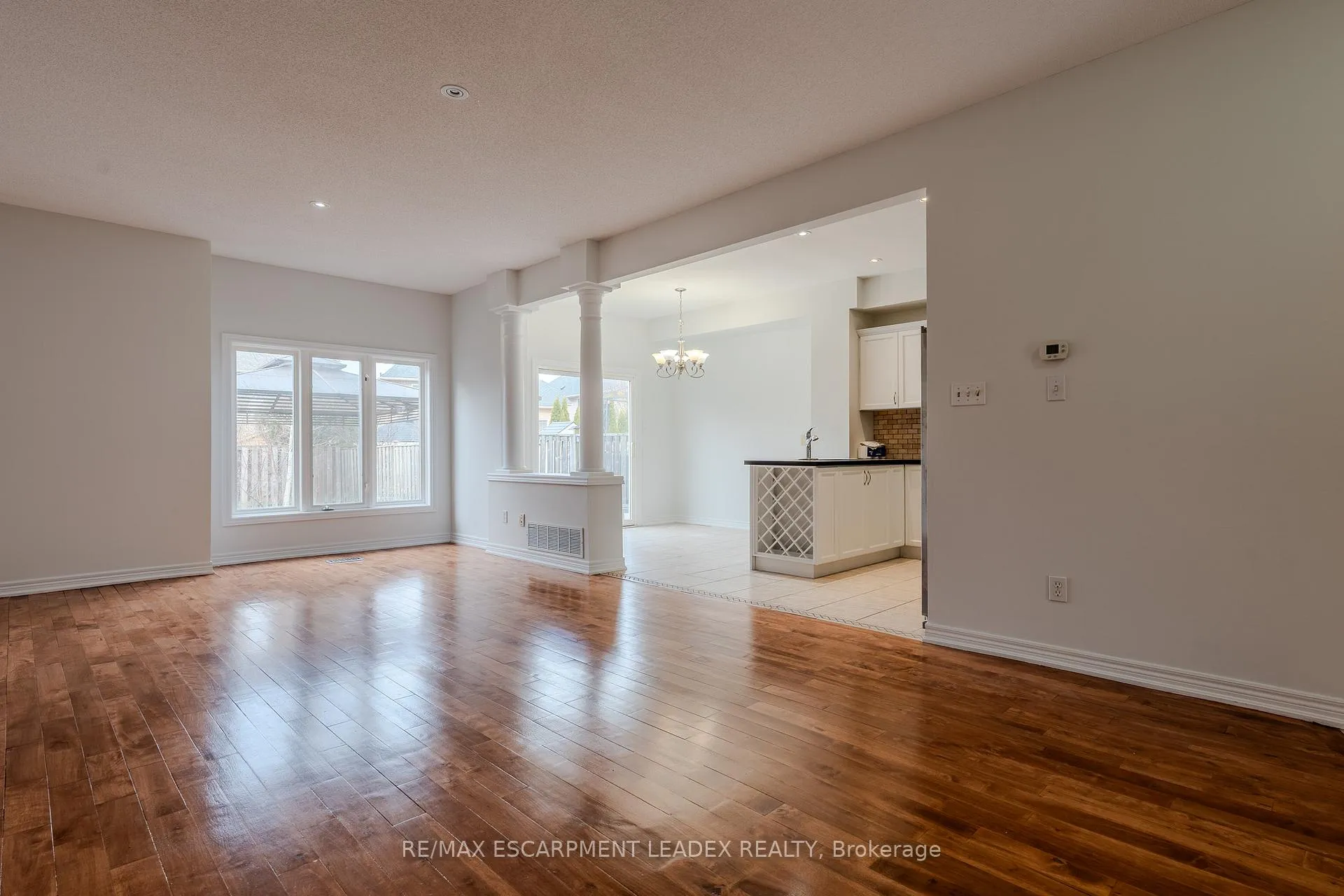 Photo 6 of 468 Stonehenge Drive, Hamilton, Meadowlands — HOMEH