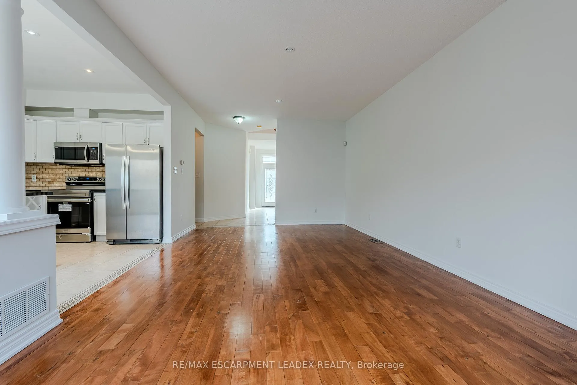 Photo 7 of 468 Stonehenge Drive, Hamilton, Meadowlands — HOMEH