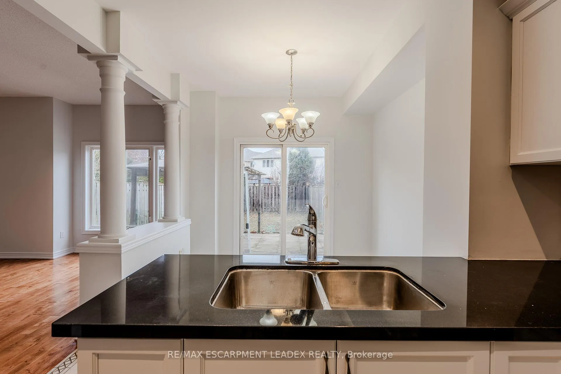Photo 10 of 468 Stonehenge Drive, Hamilton, Meadowlands — HOMEH