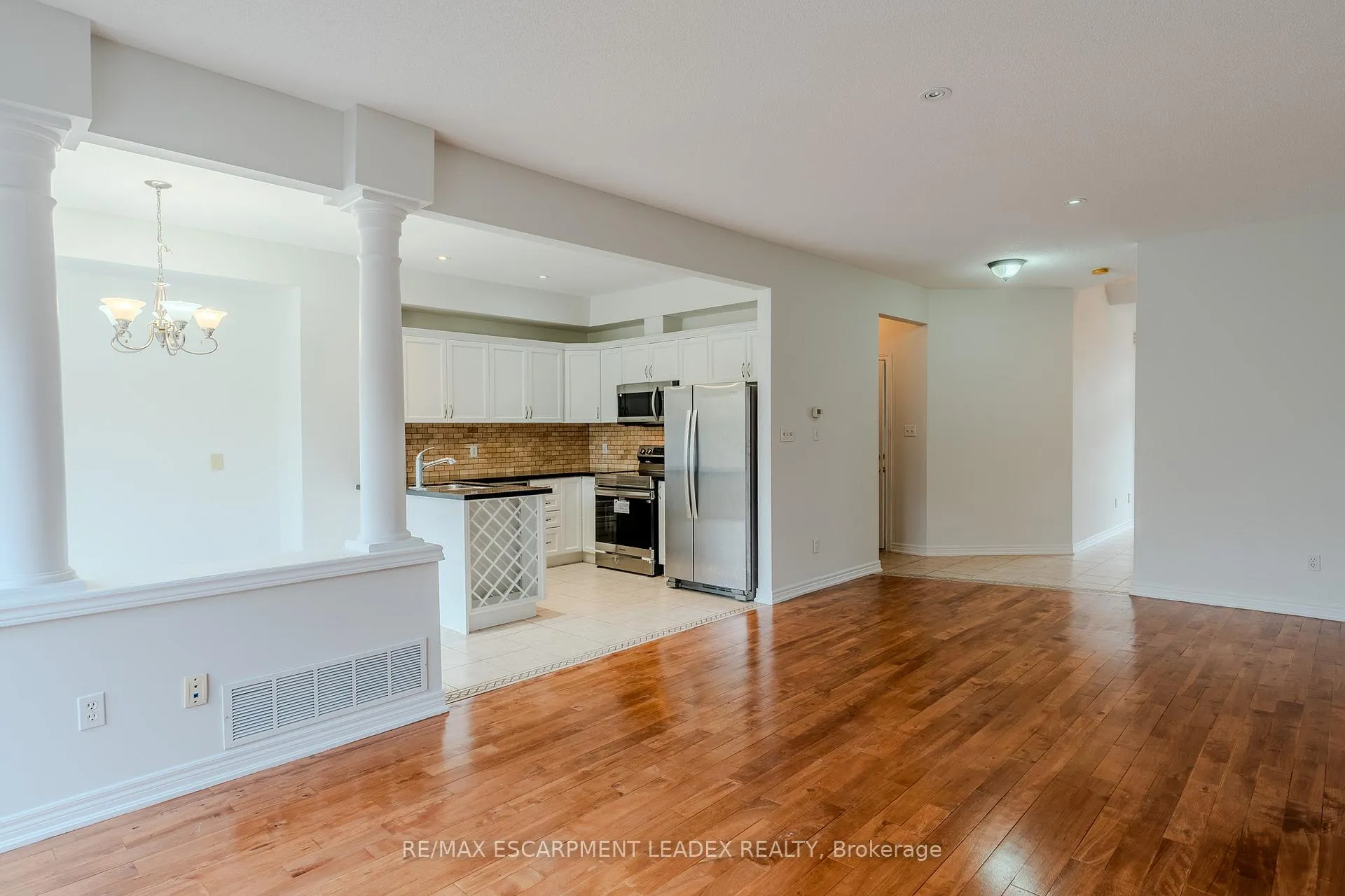 Photo 13 of 468 Stonehenge Drive, Hamilton, Meadowlands — HOMEH