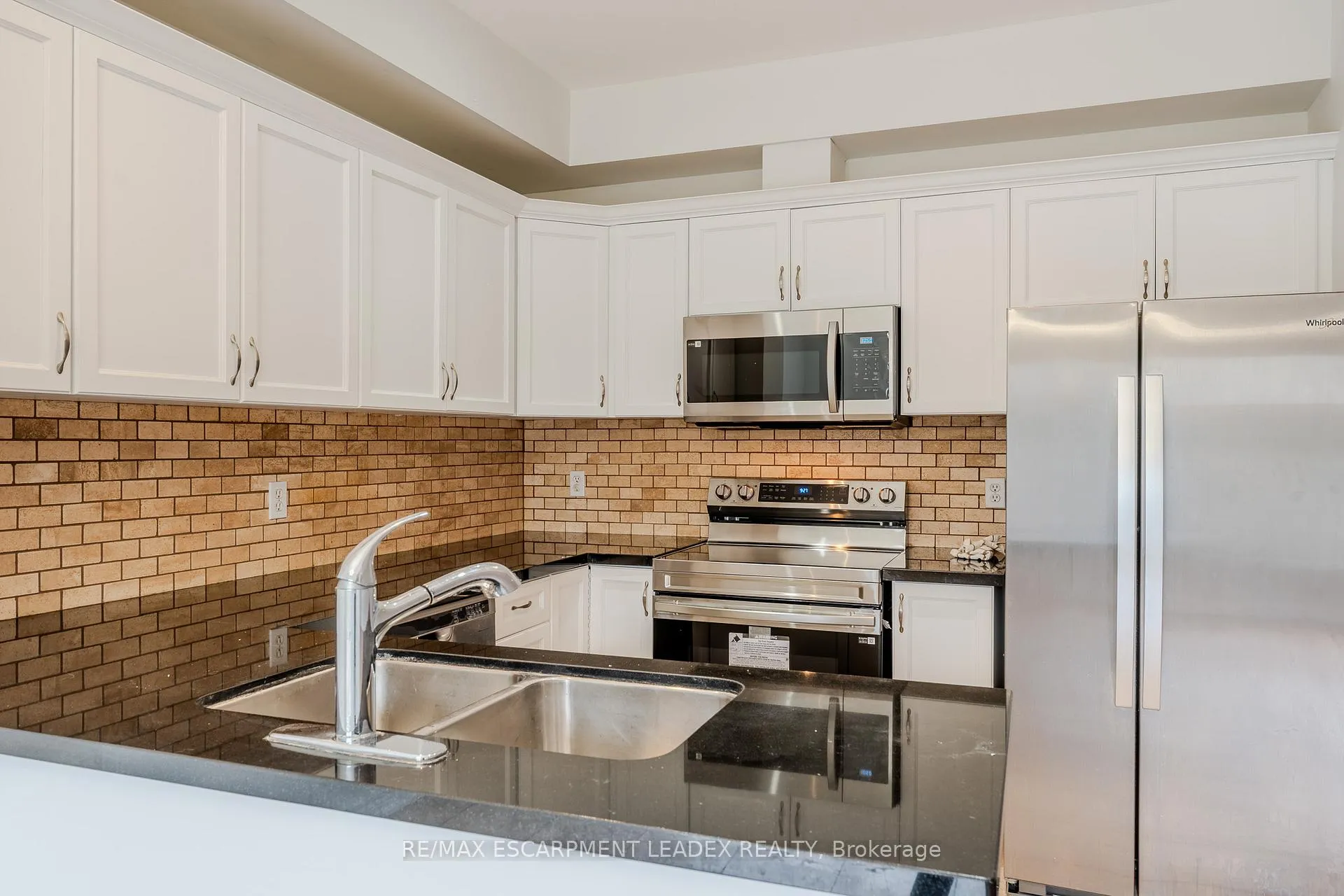 Photo 18 of 468 Stonehenge Drive, Hamilton, Meadowlands — HOMEH