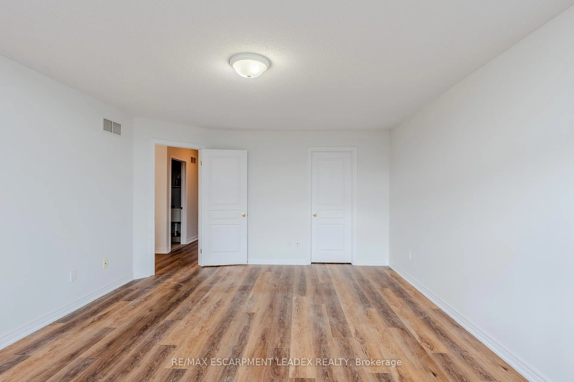 Photo 24 of 468 Stonehenge Drive, Hamilton, Meadowlands — HOMEH