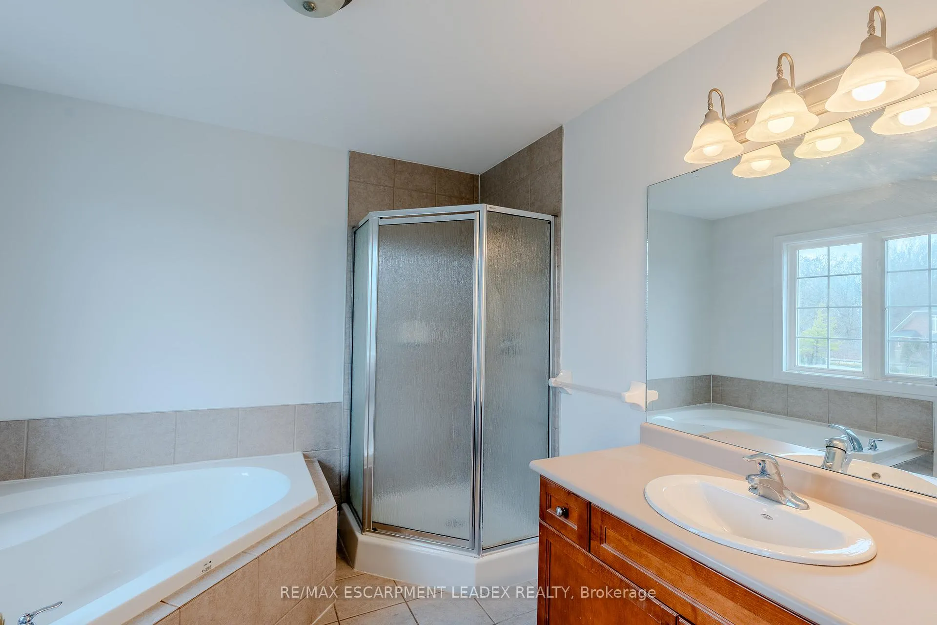 Photo 28 of 468 Stonehenge Drive, Hamilton, Meadowlands — HOMEH