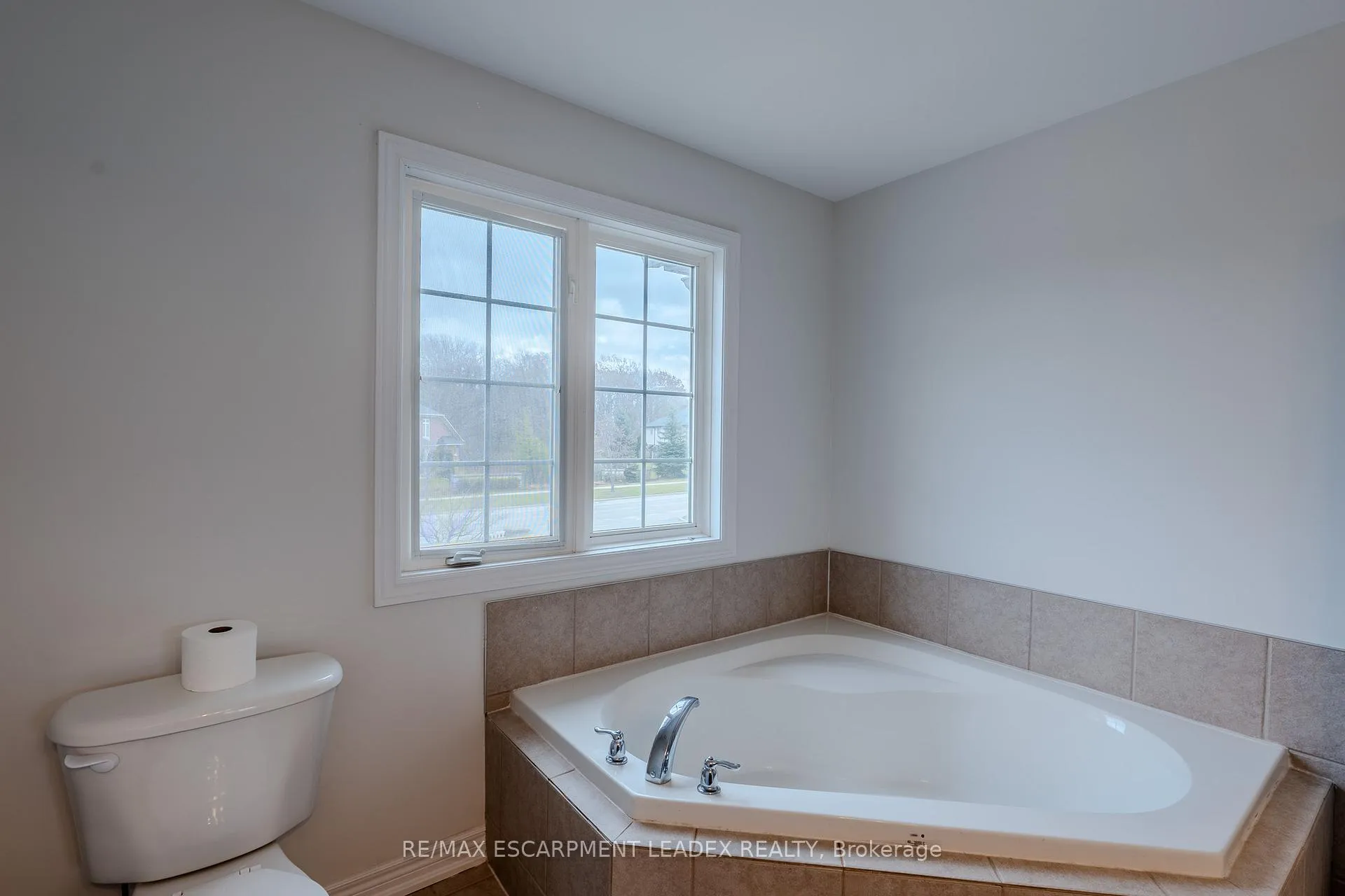 Photo 29 of 468 Stonehenge Drive, Hamilton, Meadowlands — HOMEH
