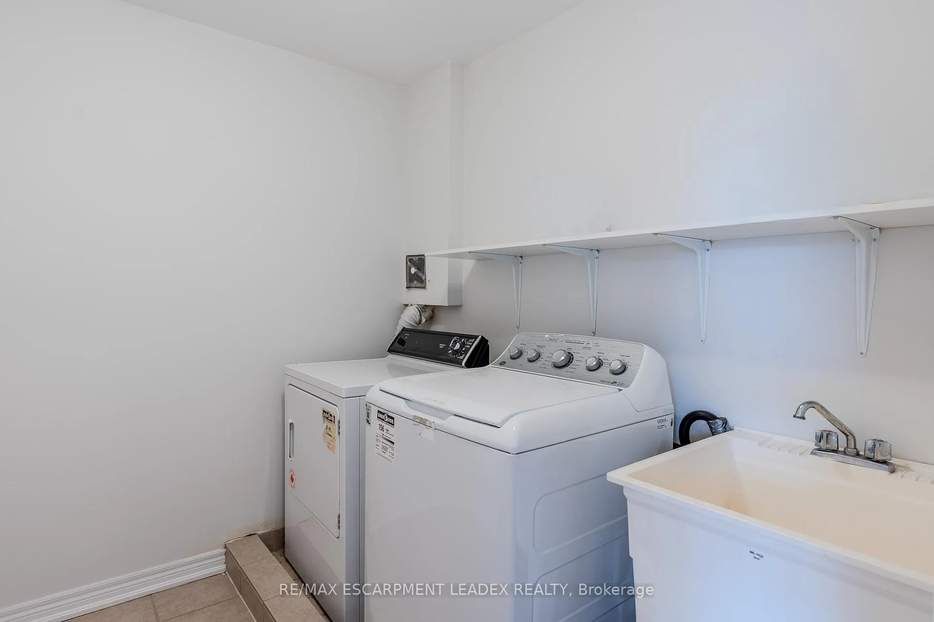 Photo 32 of 468 Stonehenge Drive, Hamilton, Meadowlands — HOMEH
