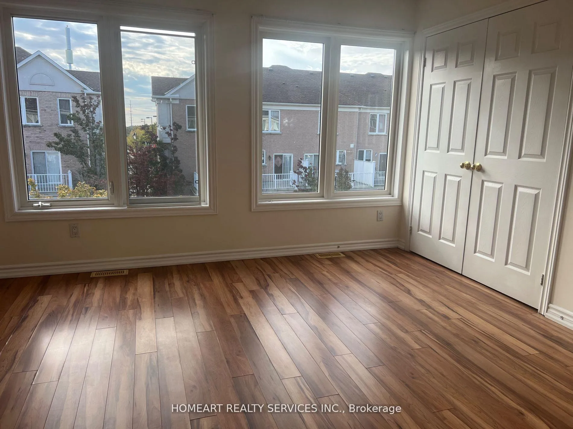 Photo 3 of 20 Leitchcroft Crescent, Markham, Commerce Valley — HOMEH