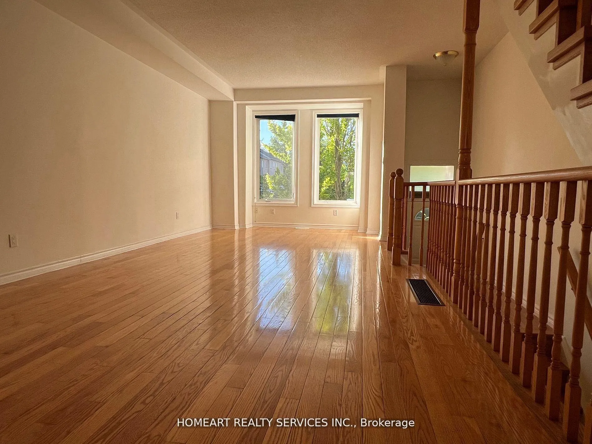 Photo 12 of 20 Leitchcroft Crescent, Markham, Commerce Valley — HOMEH