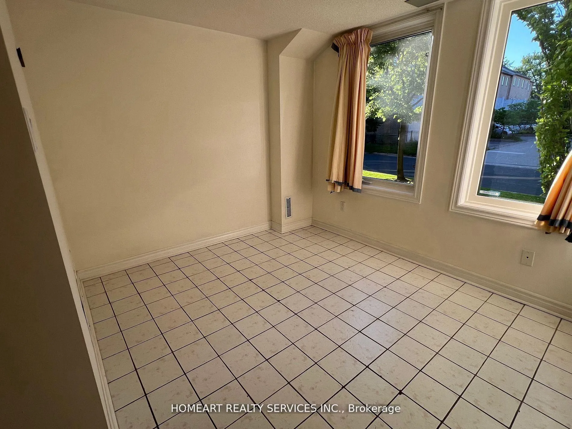 Photo 17 of 20 Leitchcroft Crescent, Markham, Commerce Valley — HOMEH