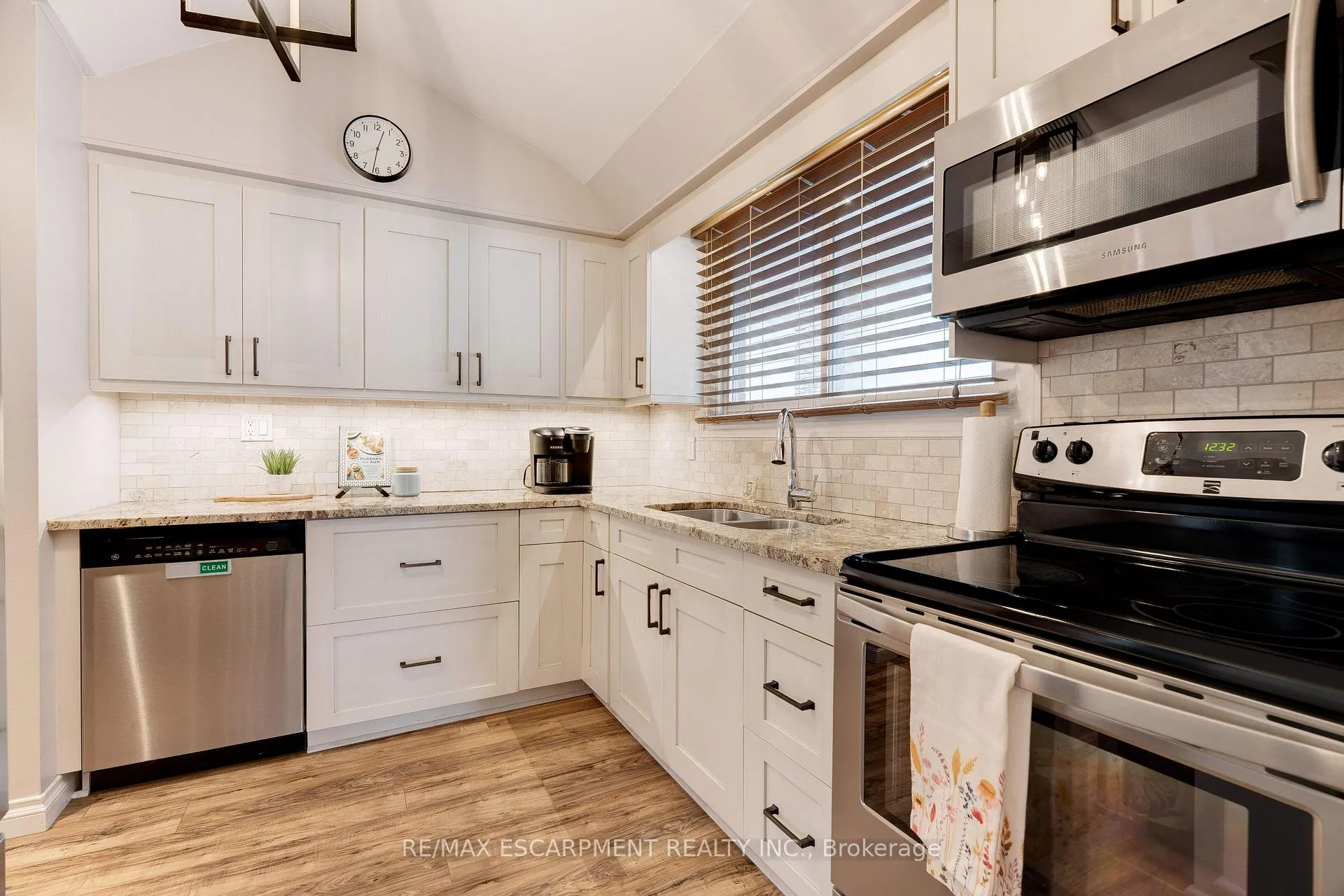 Photo 11 of 26 Madoc Street, Hamilton, Stoney Creek — HOMEH