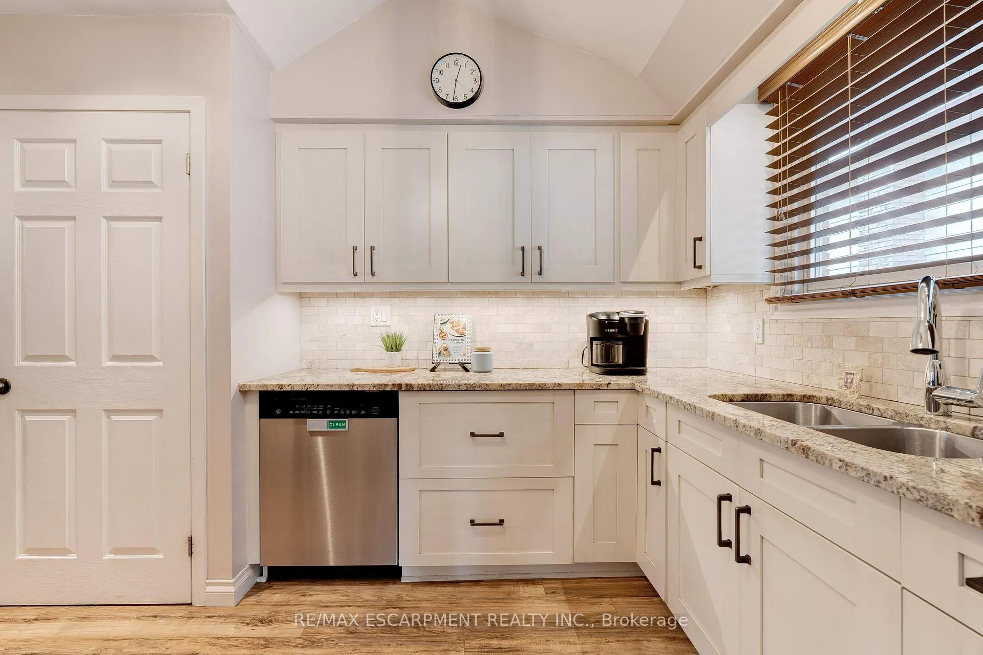 Photo 12 of 26 Madoc Street, Hamilton, Stoney Creek — HOMEH