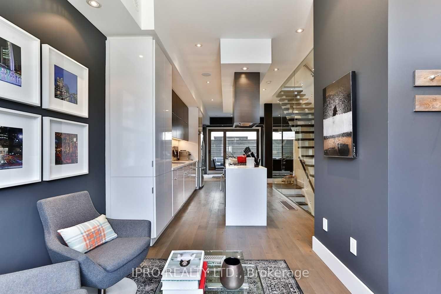 Photo 3 of Unit 6, 837 Broadview Avenue, Toronto, Playter Estates-Danforth — HOMEH