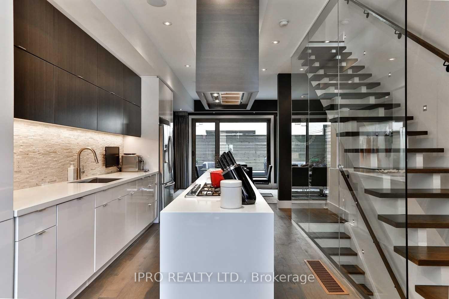 Photo 4 of Unit 6, 837 Broadview Avenue, Toronto, Playter Estates-Danforth — HOMEH
