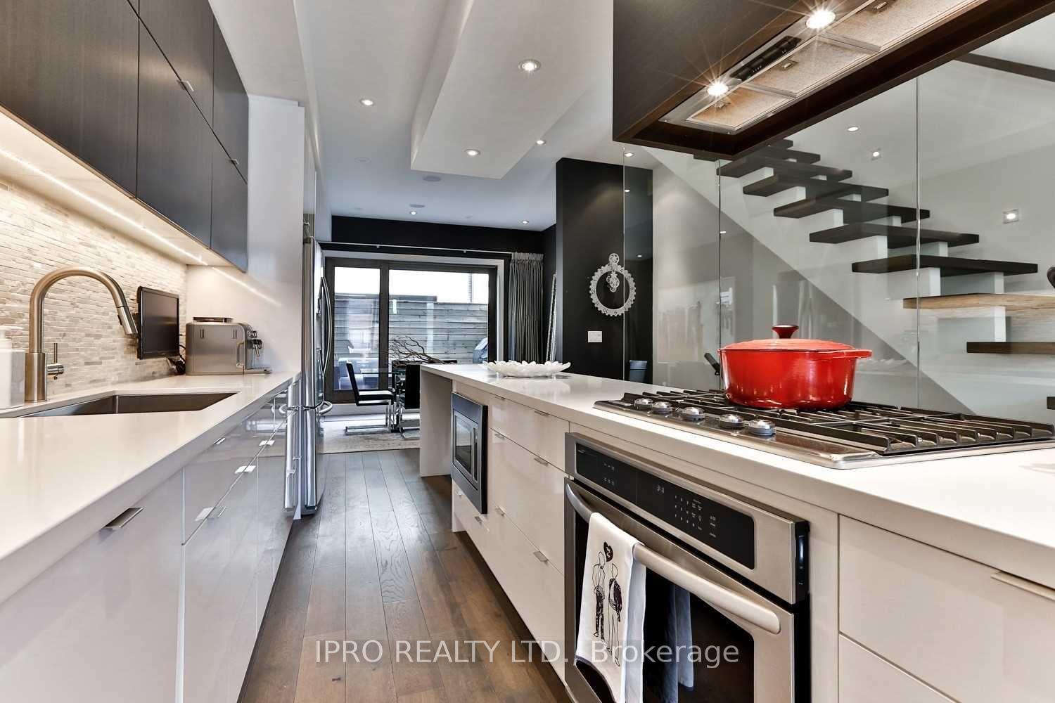 Photo 5 of Unit 6, 837 Broadview Avenue, Toronto, Playter Estates-Danforth — HOMEH