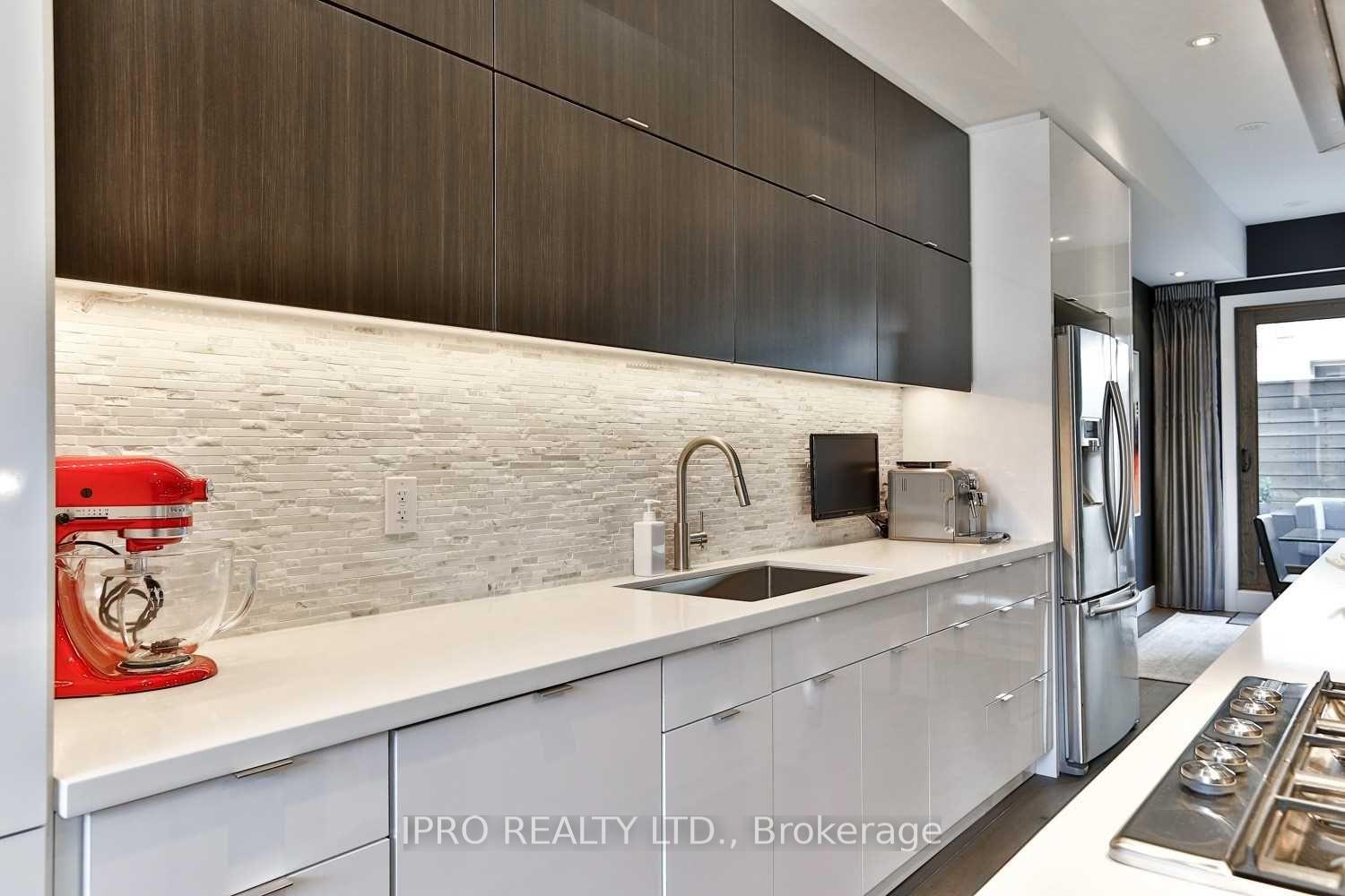 Photo 6 of Unit 6, 837 Broadview Avenue, Toronto, Playter Estates-Danforth — HOMEH