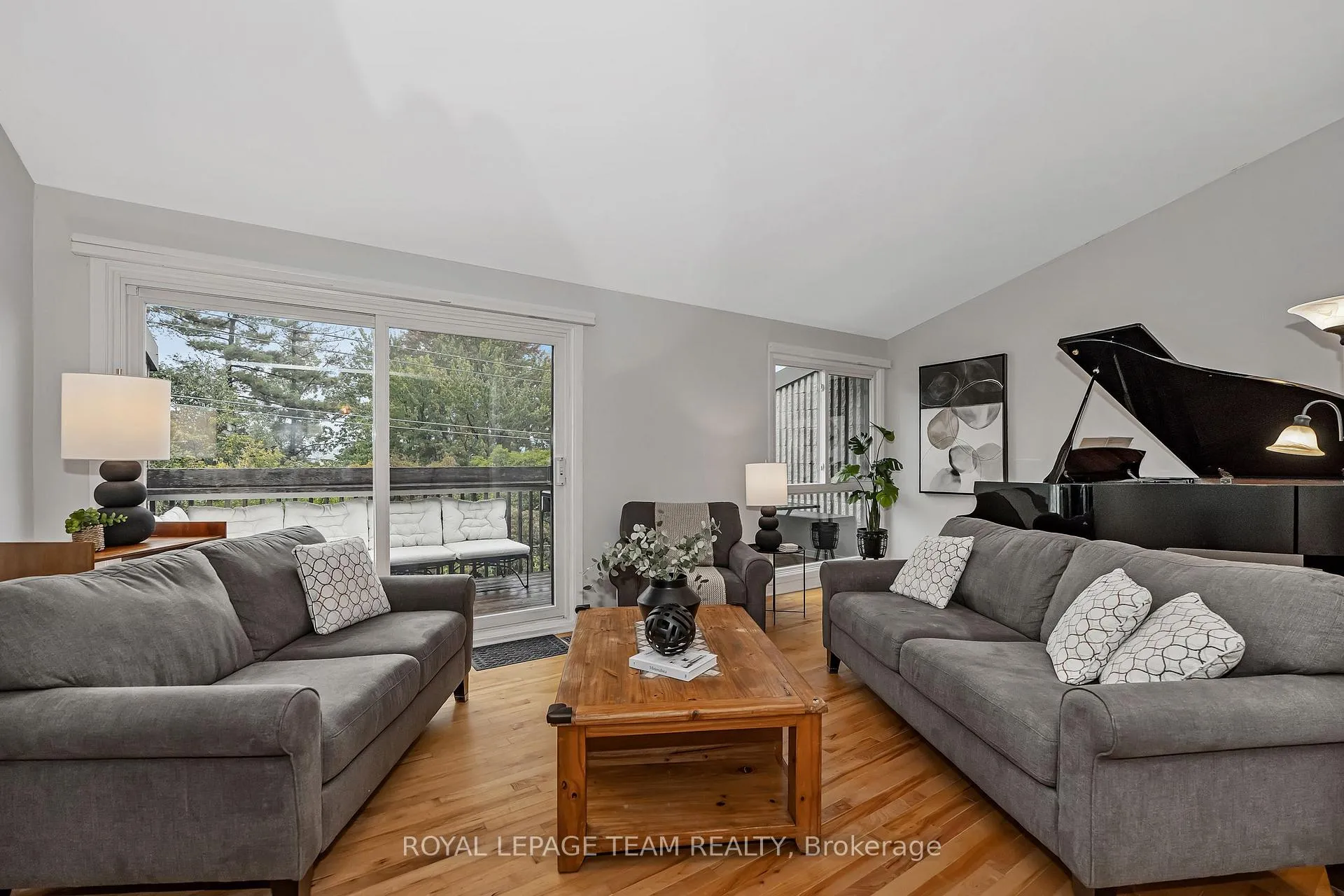 Photo 2 of 1095 Ambleside Drive, Ottawa, Woodroffe — HOMEH