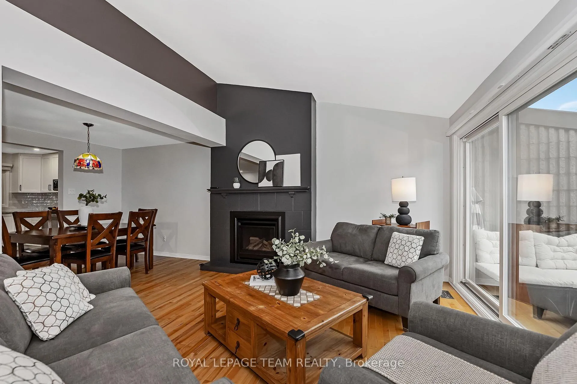 Photo 3 of 1095 Ambleside Drive, Ottawa, Woodroffe — HOMEH