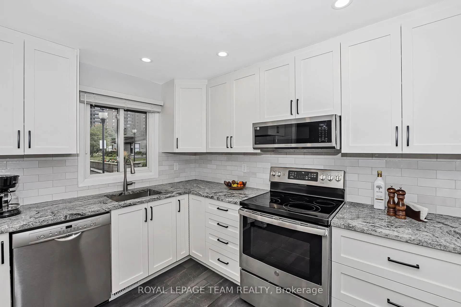 Photo 12 of 1095 Ambleside Drive, Ottawa, Woodroffe — HOMEH