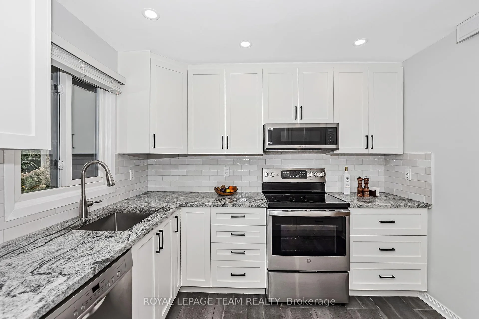 Photo 13 of 1095 Ambleside Drive, Ottawa, Woodroffe — HOMEH