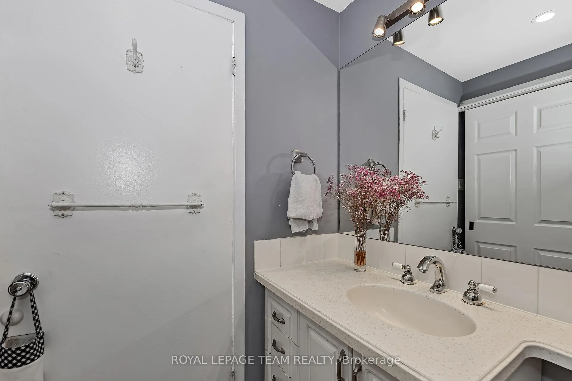 Photo 16 of 1095 Ambleside Drive, Ottawa, Woodroffe — HOMEH