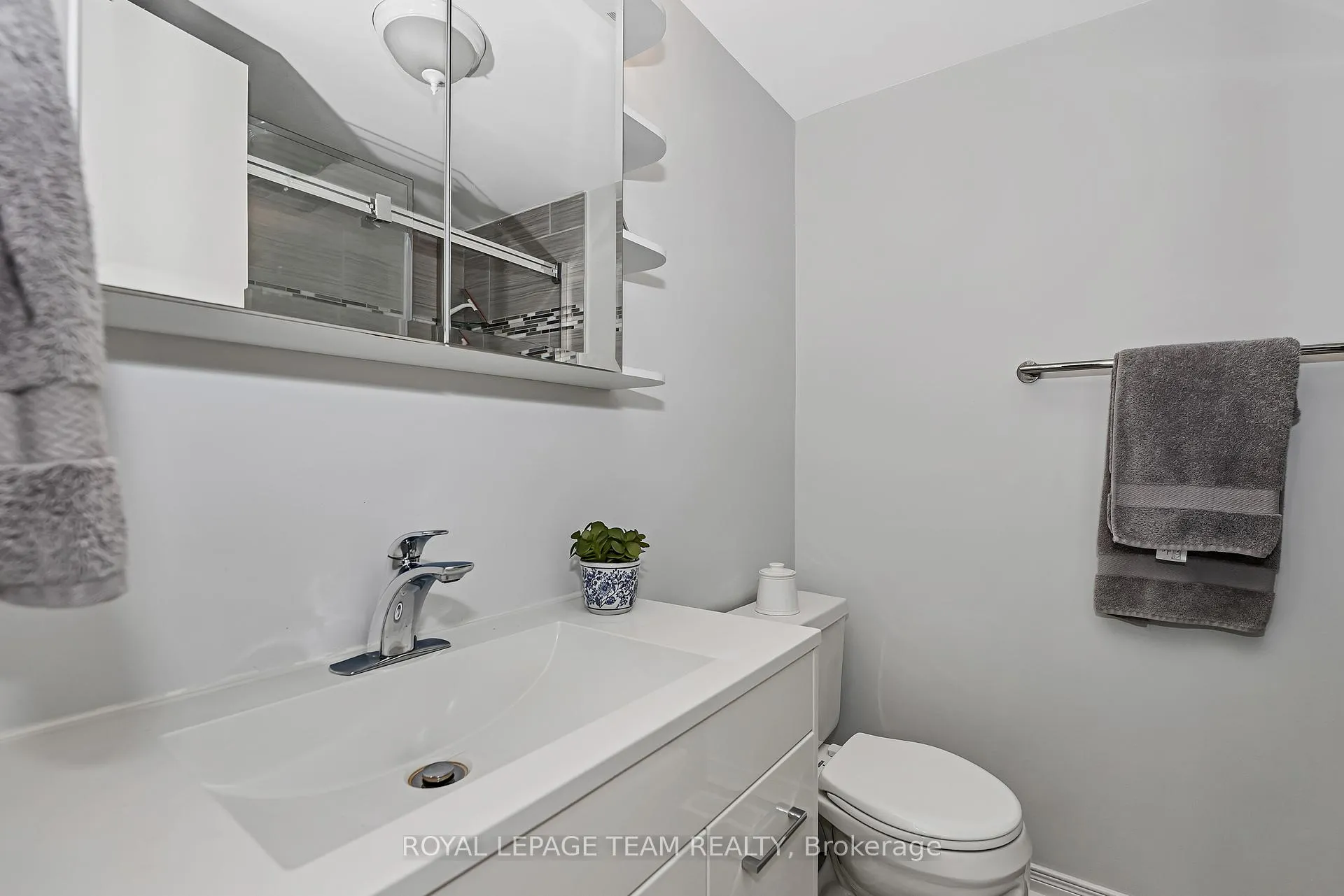 Photo 21 of 1095 Ambleside Drive, Ottawa, Woodroffe — HOMEH