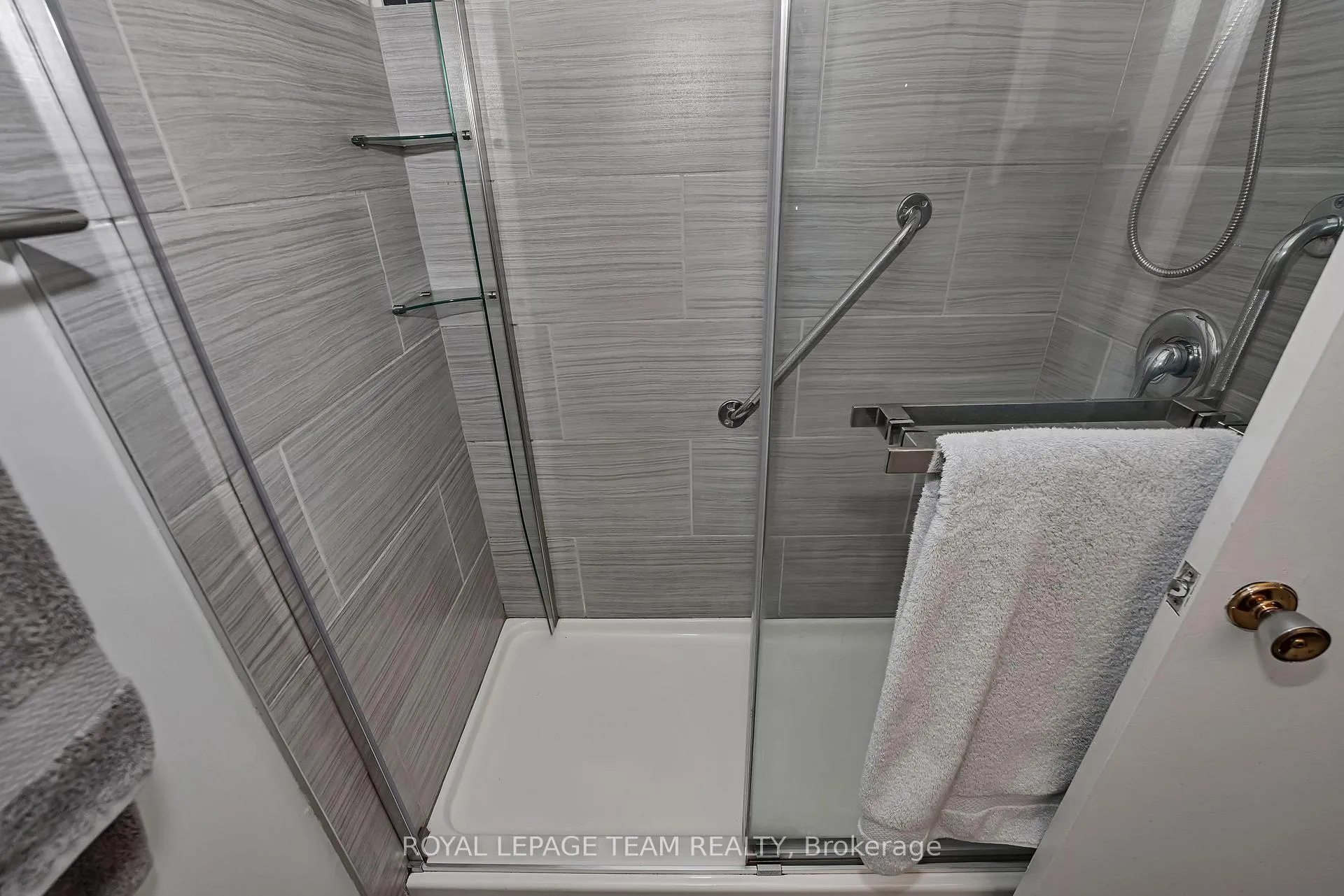 Photo 22 of 1095 Ambleside Drive, Ottawa, Woodroffe — HOMEH