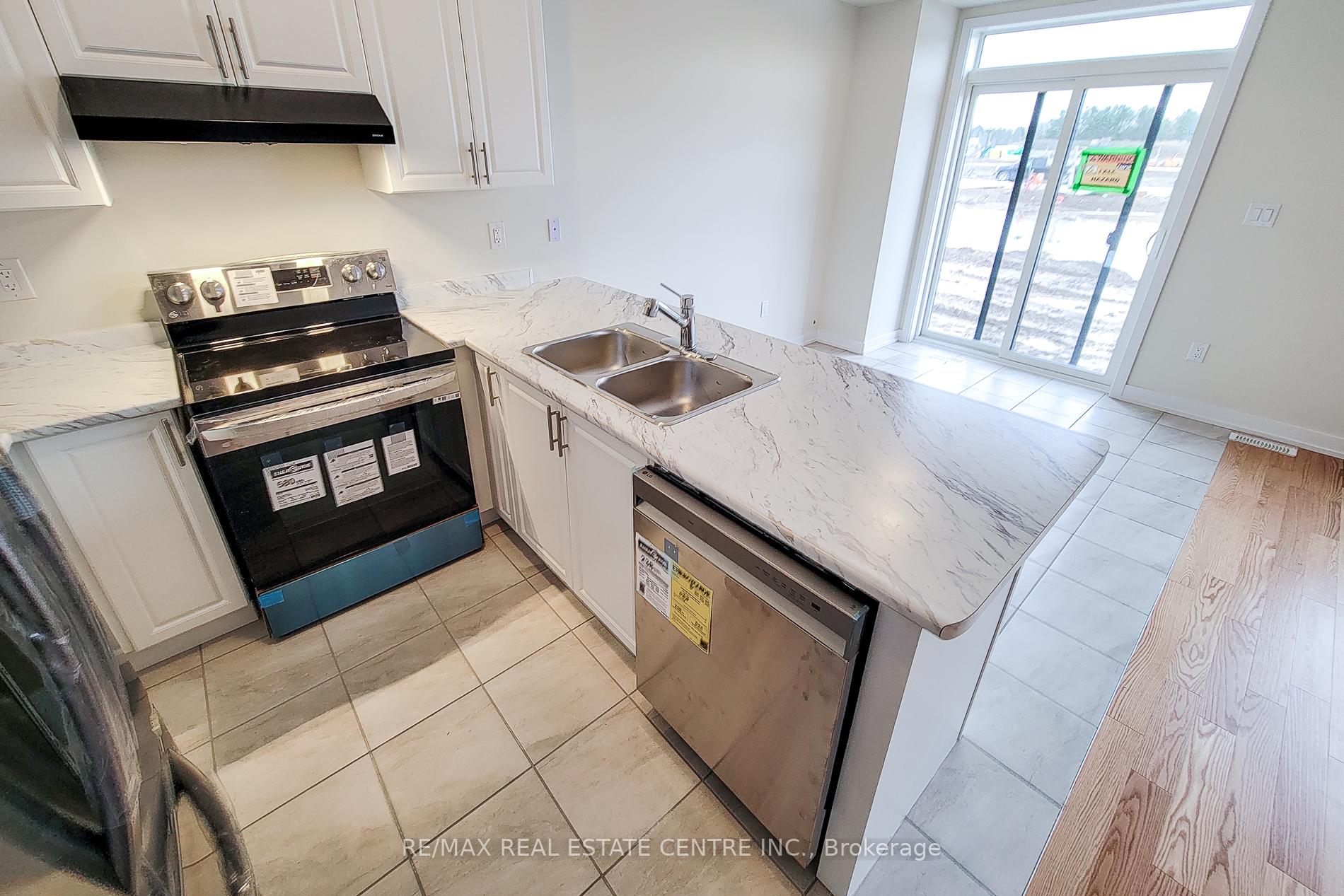 Photo 12 of 22 Lemon Avenue, Thorold, Hurricane/Merrittville — HOMEH