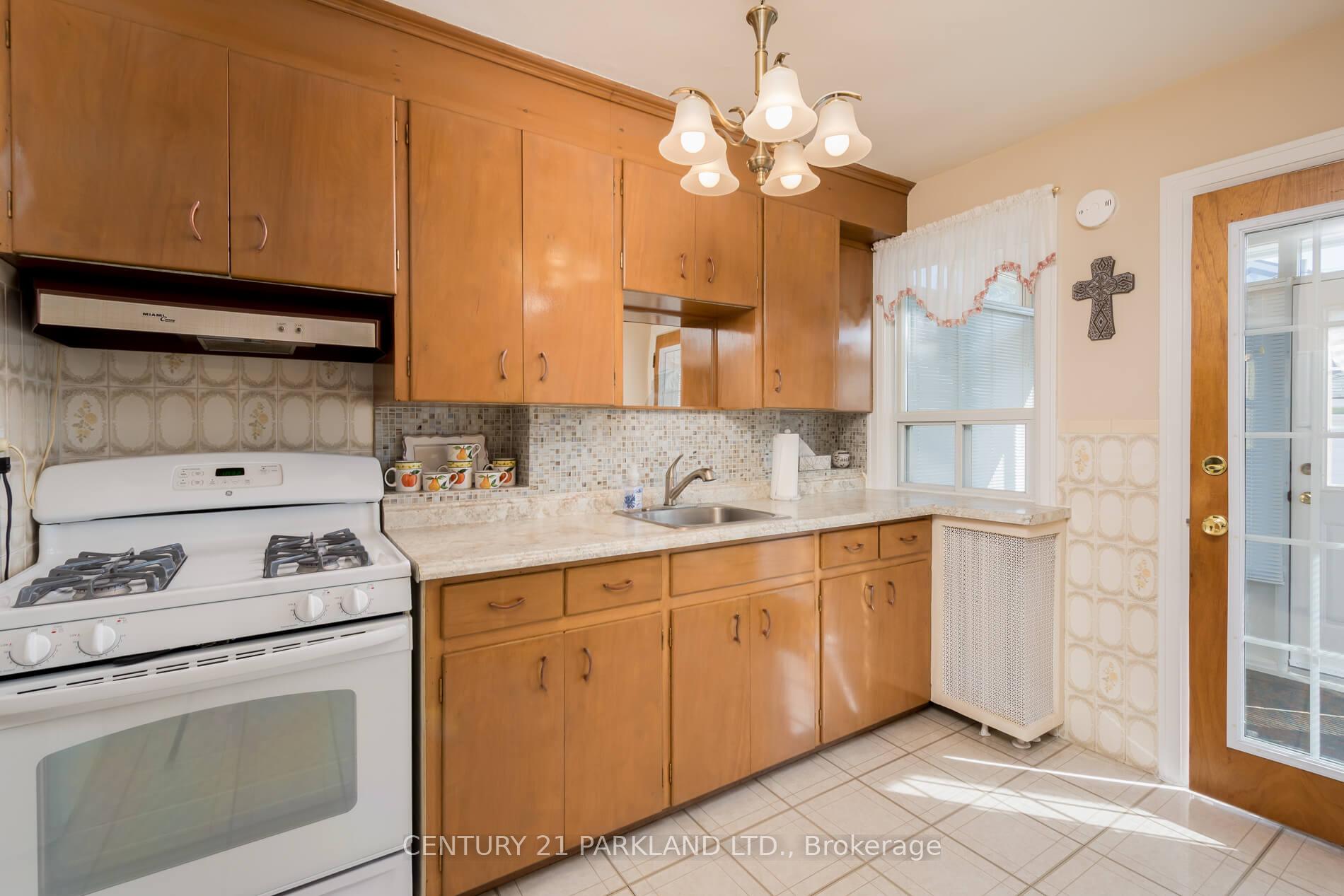 Photo 12 of 29 Cadorna Avenue, Toronto, Danforth Village-East York — HOMEH