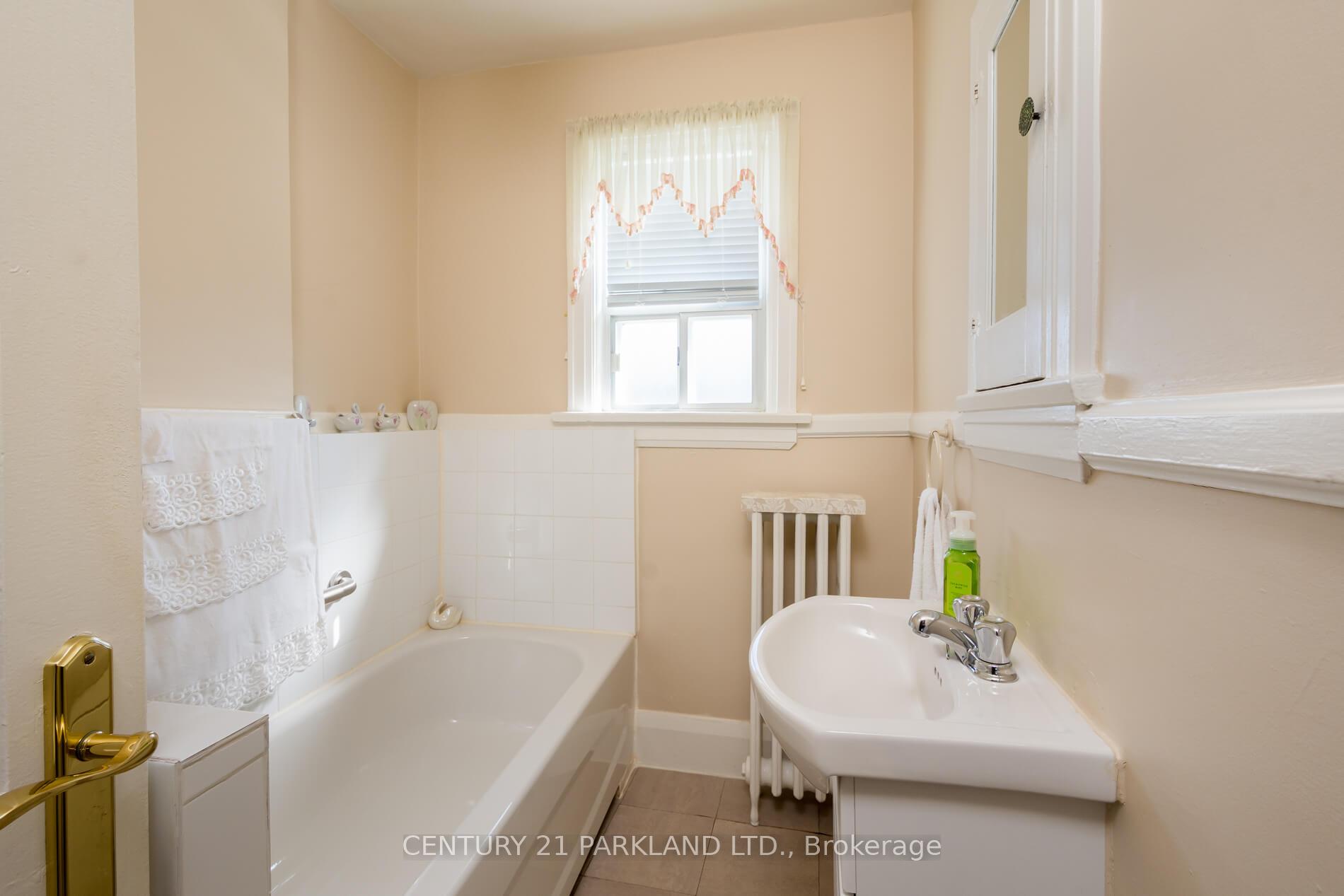 Photo 20 of 29 Cadorna Avenue, Toronto, Danforth Village-East York — HOMEH