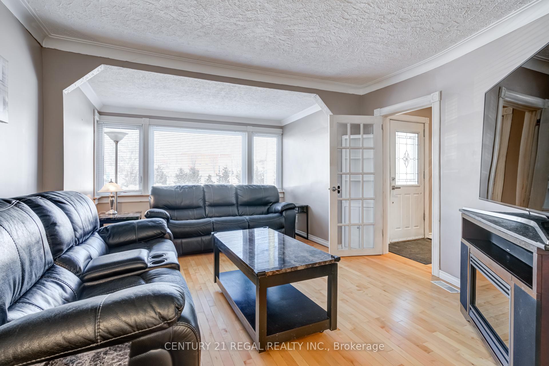 Photo 3 of 527 Sammon Avenue, Toronto, Danforth Village-East York — HOMEH