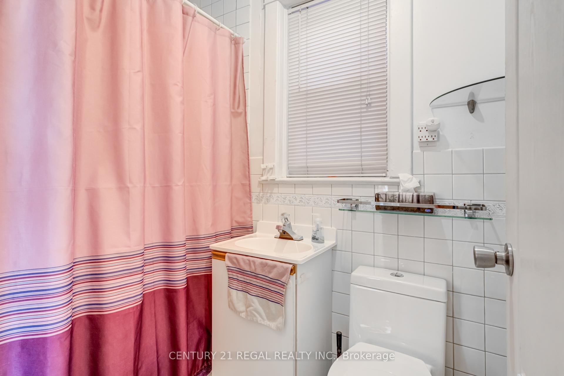 Photo 17 of 527 Sammon Avenue, Toronto, Danforth Village-East York — HOMEH