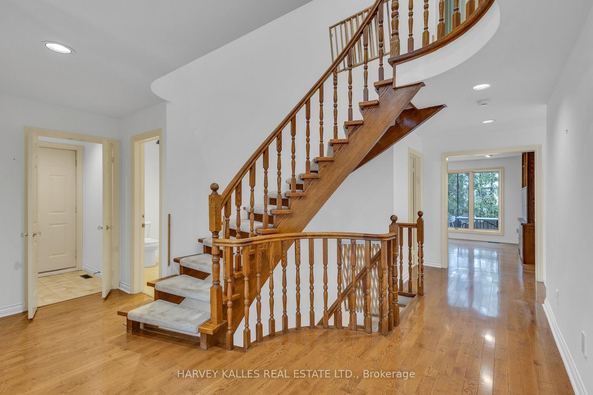 Photo 11 of 28 Prue Avenue, Toronto, Englemount-Lawrence — HOMEH