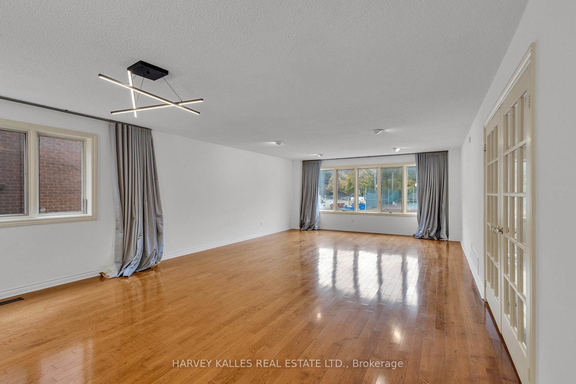 Photo 14 of 28 Prue Avenue, Toronto, Englemount-Lawrence — HOMEH
