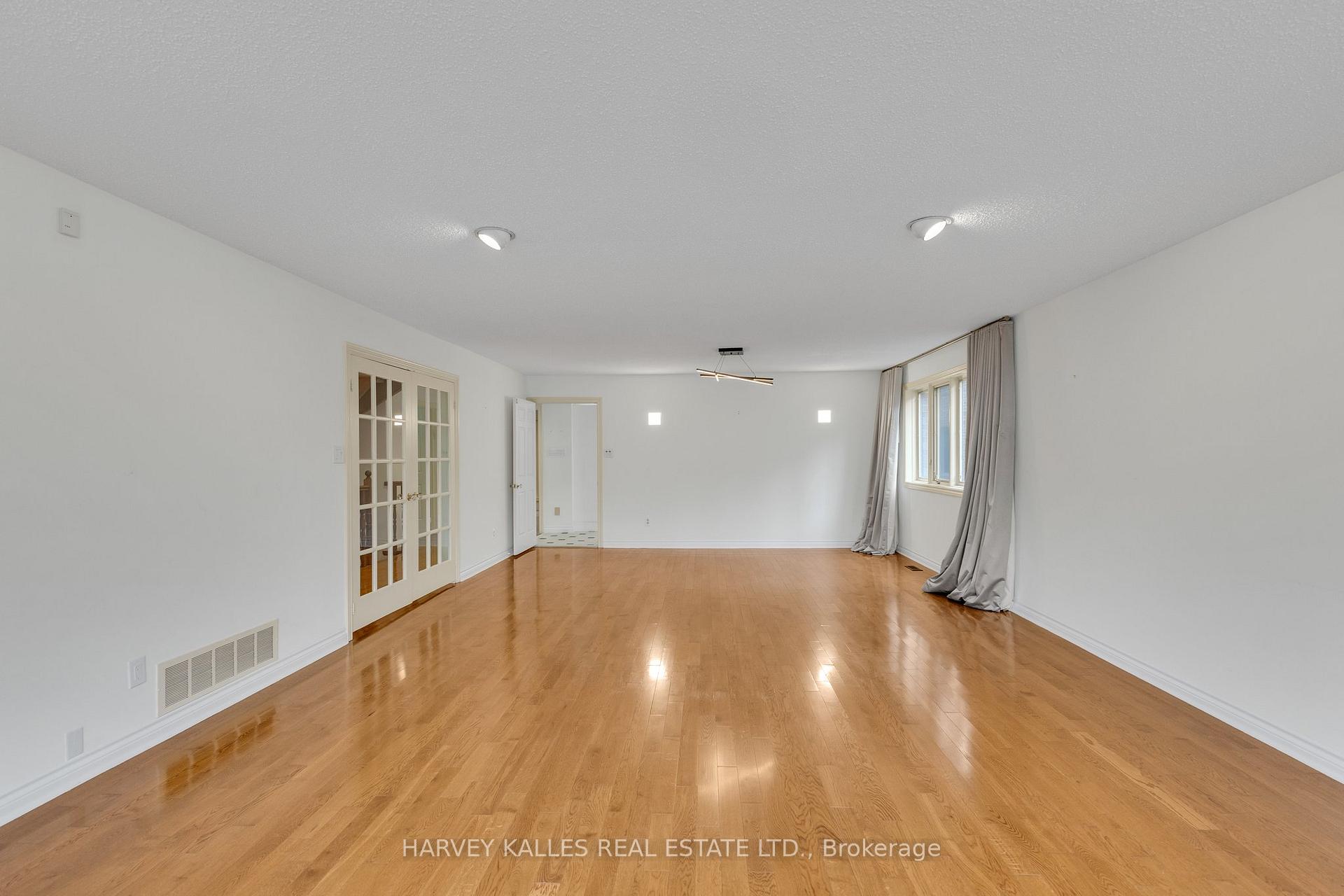 Photo 7 of 28 Prue Avenue, Toronto, Englemount-Lawrence — HOMEH