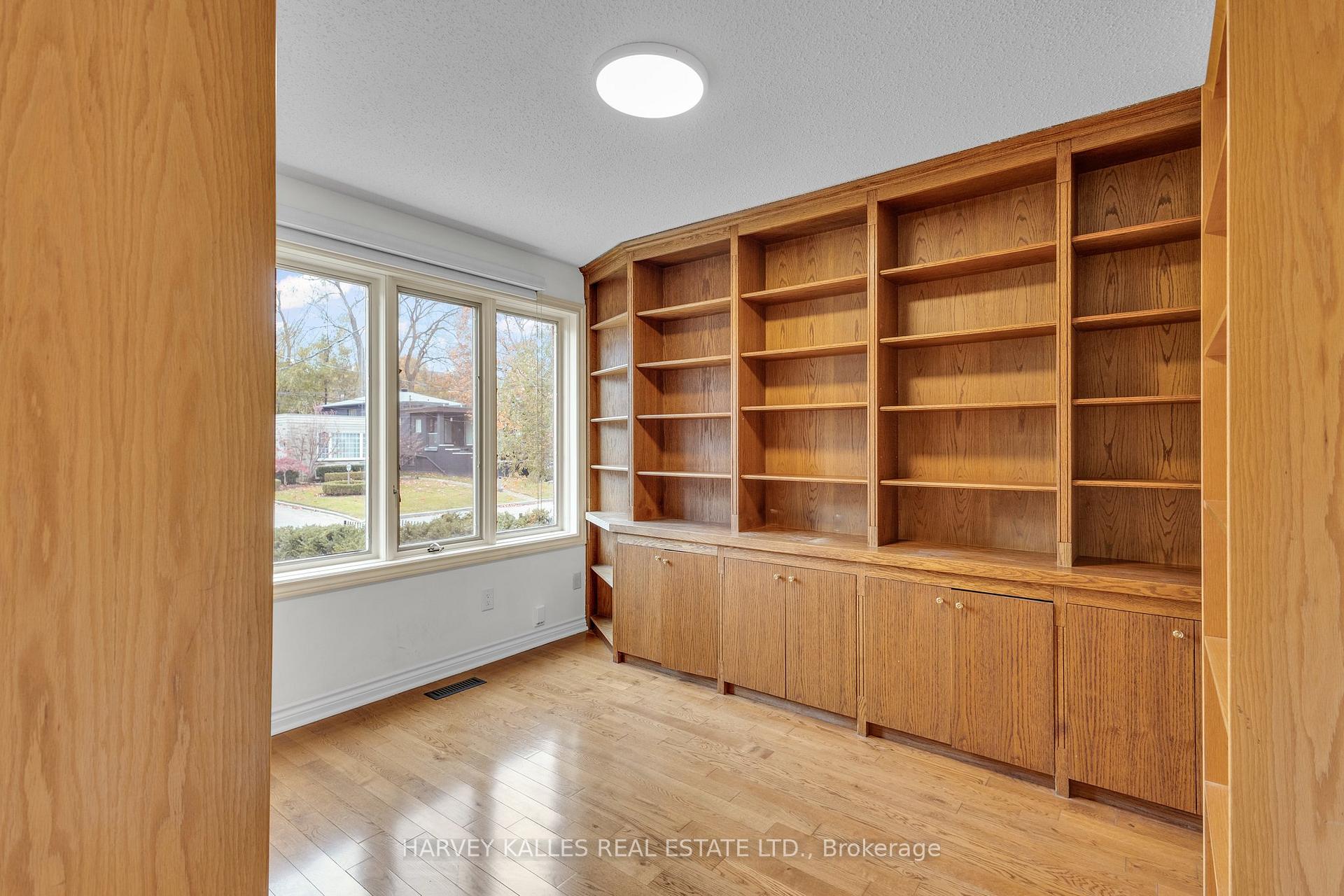 Photo 3 of 28 Prue Avenue, Toronto, Englemount-Lawrence — HOMEH