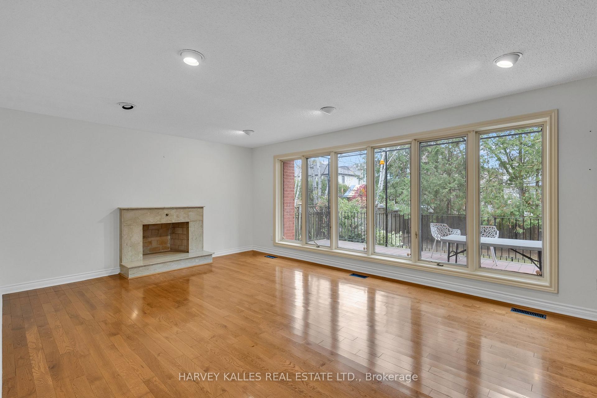 Photo 6 of 28 Prue Avenue, Toronto, Englemount-Lawrence — HOMEH
