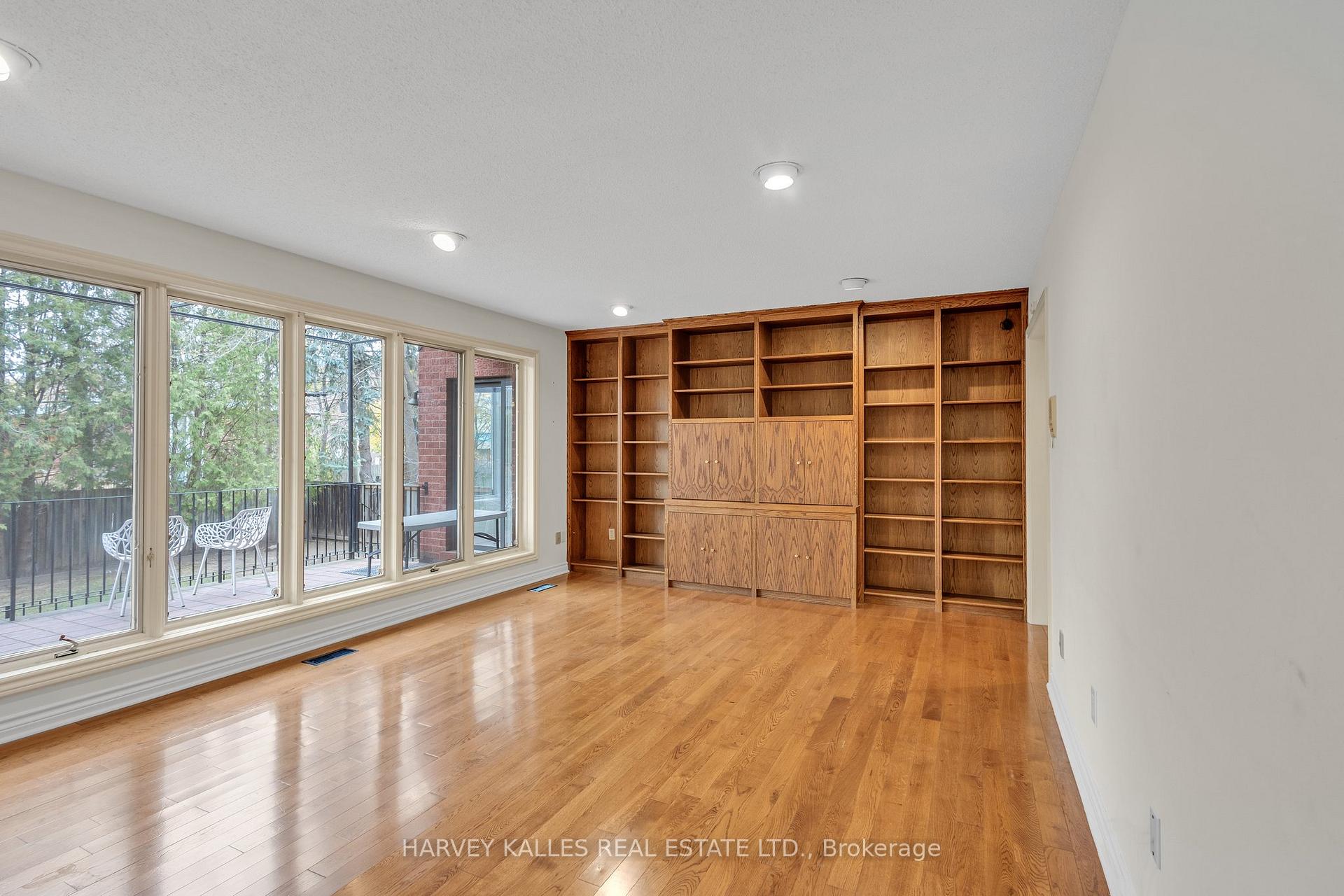 Photo 23 of 28 Prue Avenue, Toronto, Englemount-Lawrence — HOMEH