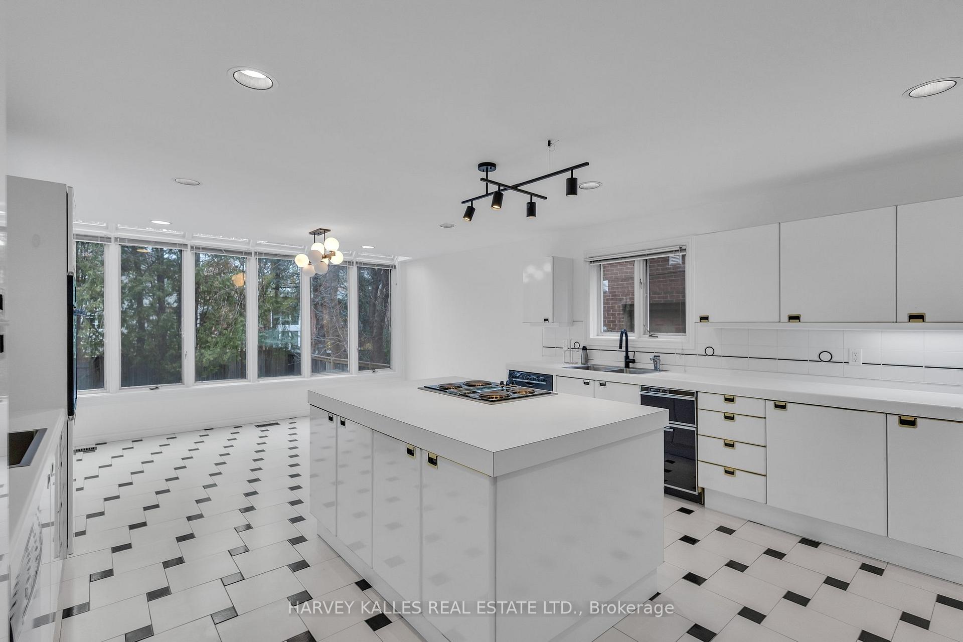 Photo 15 of 28 Prue Avenue, Toronto, Englemount-Lawrence — HOMEH