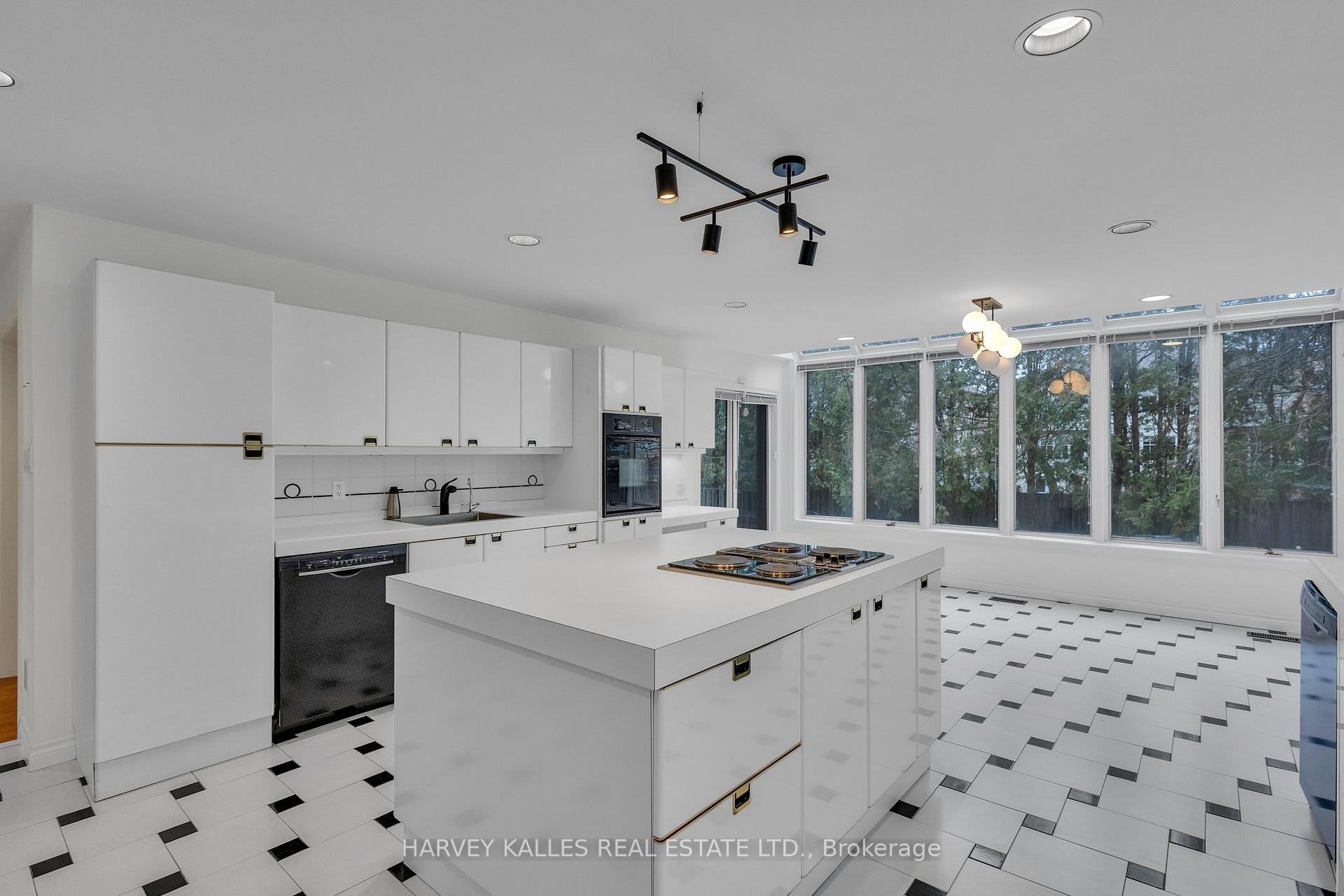 Photo 12 of 28 Prue Avenue, Toronto, Englemount-Lawrence — HOMEH
