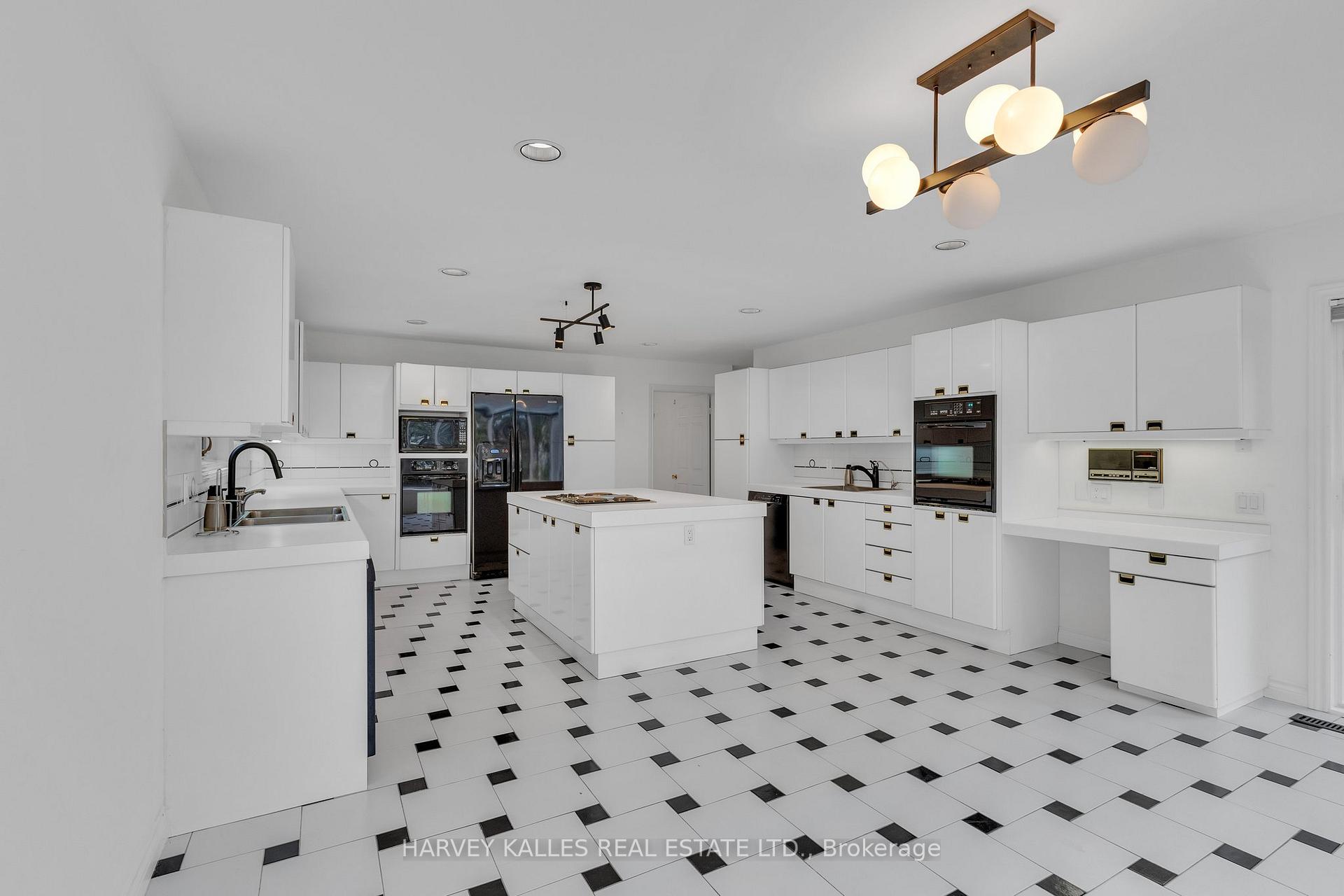 Photo 4 of 28 Prue Avenue, Toronto, Englemount-Lawrence — HOMEH