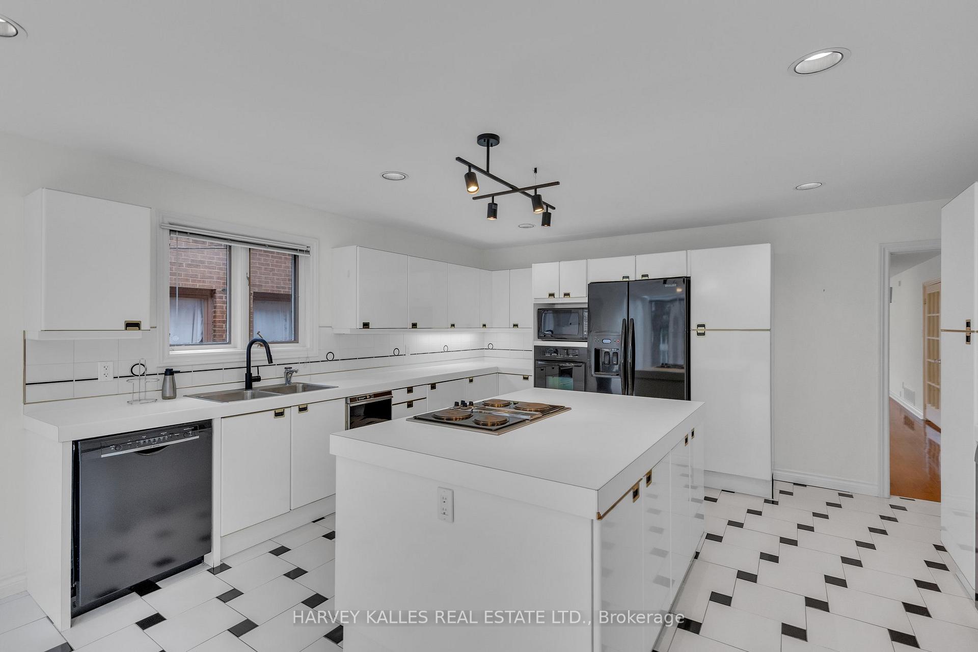 Photo 16 of 28 Prue Avenue, Toronto, Englemount-Lawrence — HOMEH