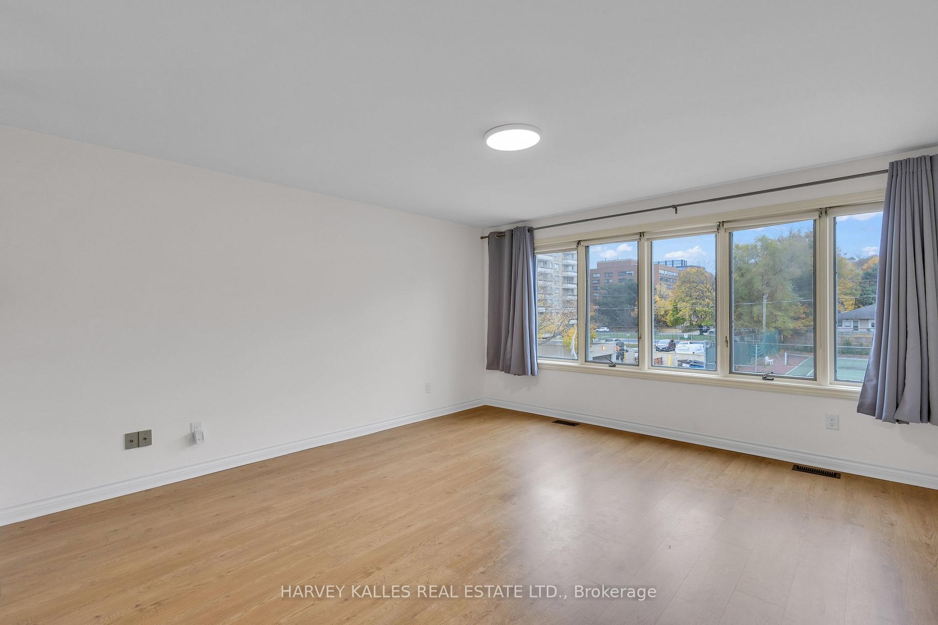 Photo 13 of 28 Prue Avenue, Toronto, Englemount-Lawrence — HOMEH