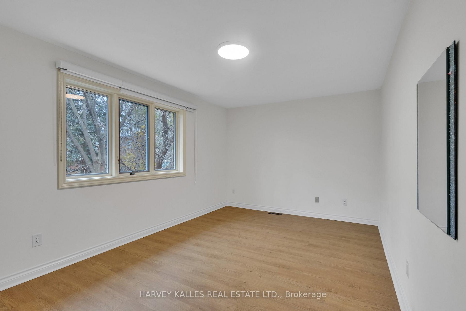 Photo 17 of 28 Prue Avenue, Toronto, Englemount-Lawrence — HOMEH