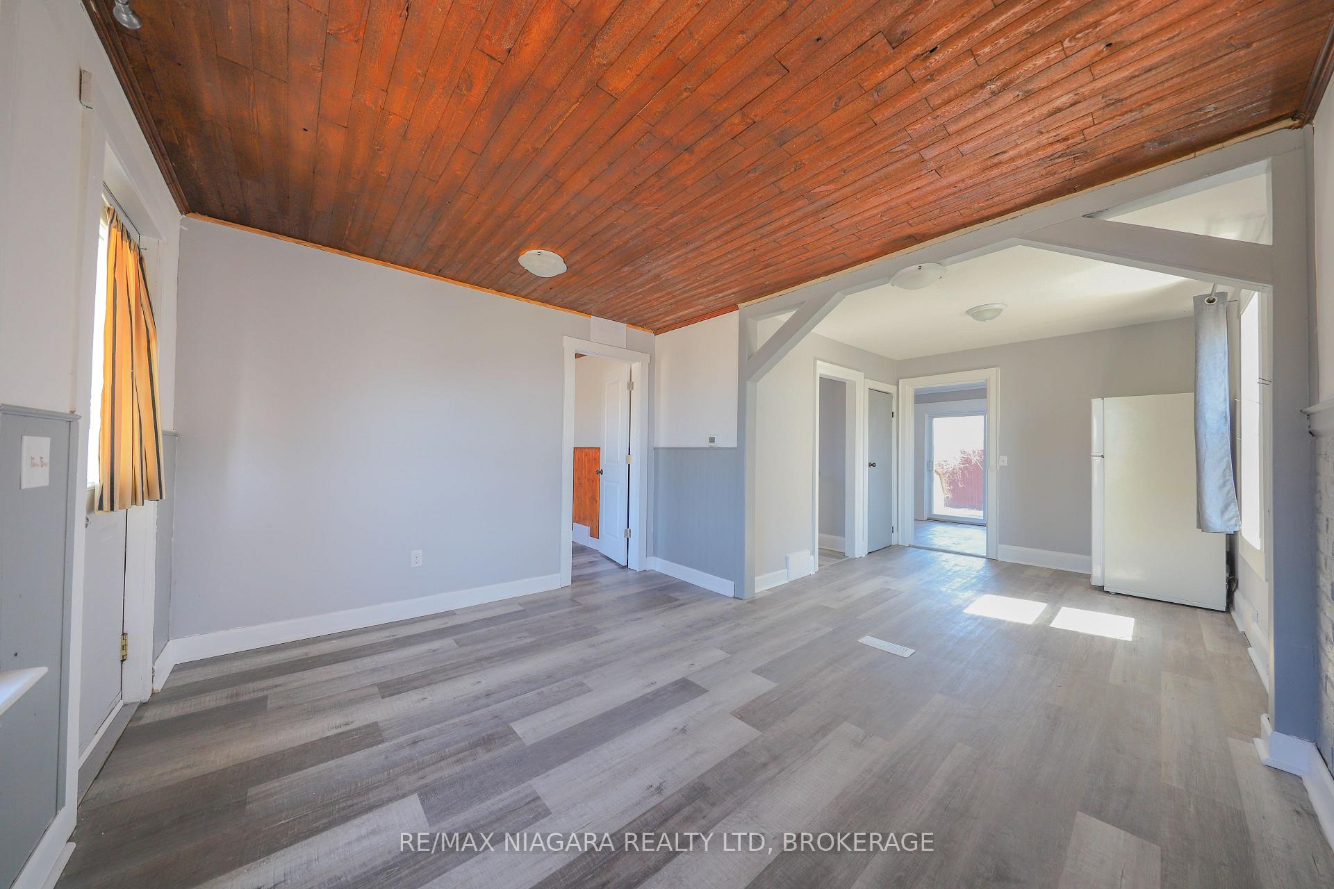 Photo 3 of 214 Allanburg Road, Thorold, Allanburg/Thorold South — HOMEH