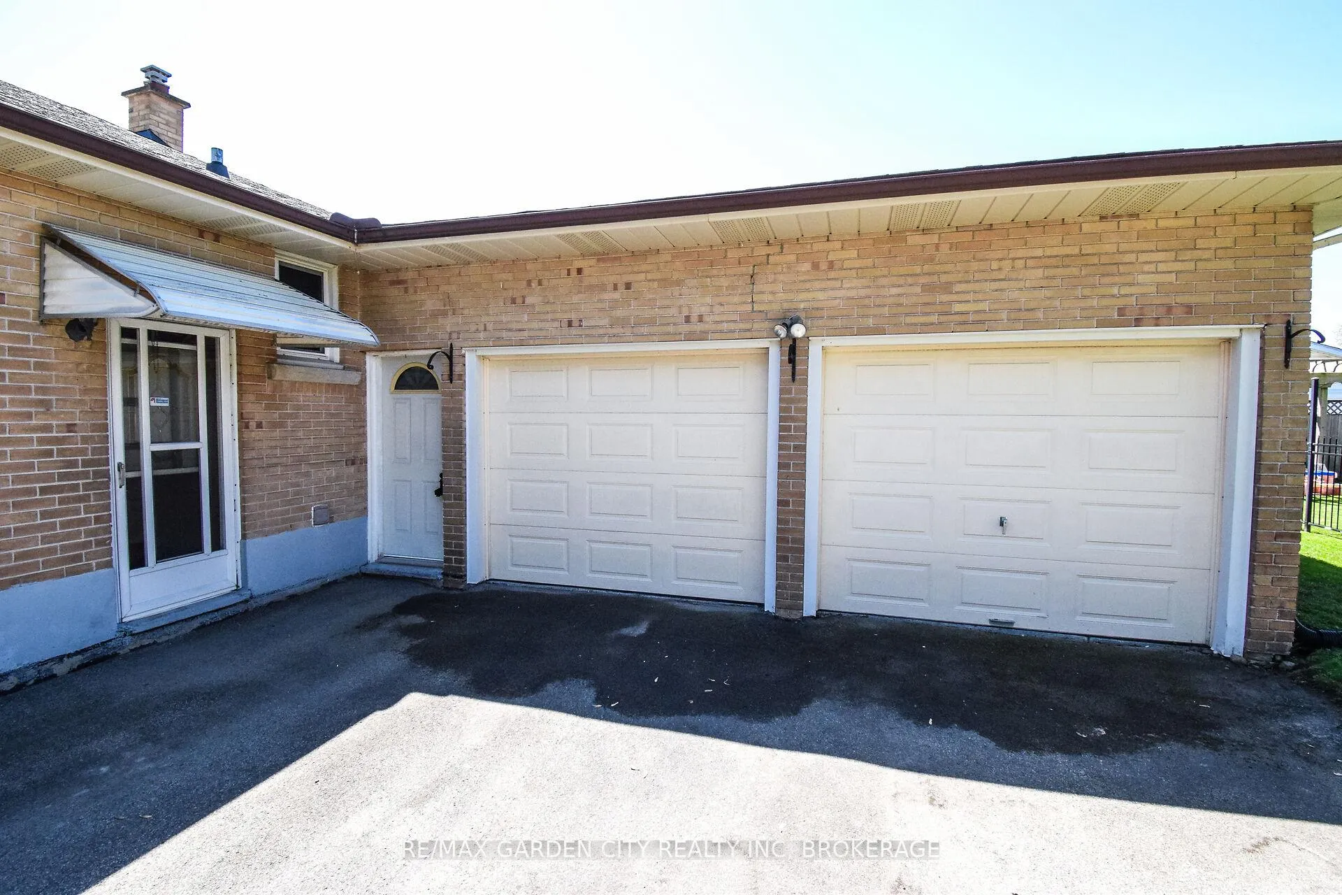 Photo 3 of 115 Larraine Street, Welland, Broadway — HOMEH