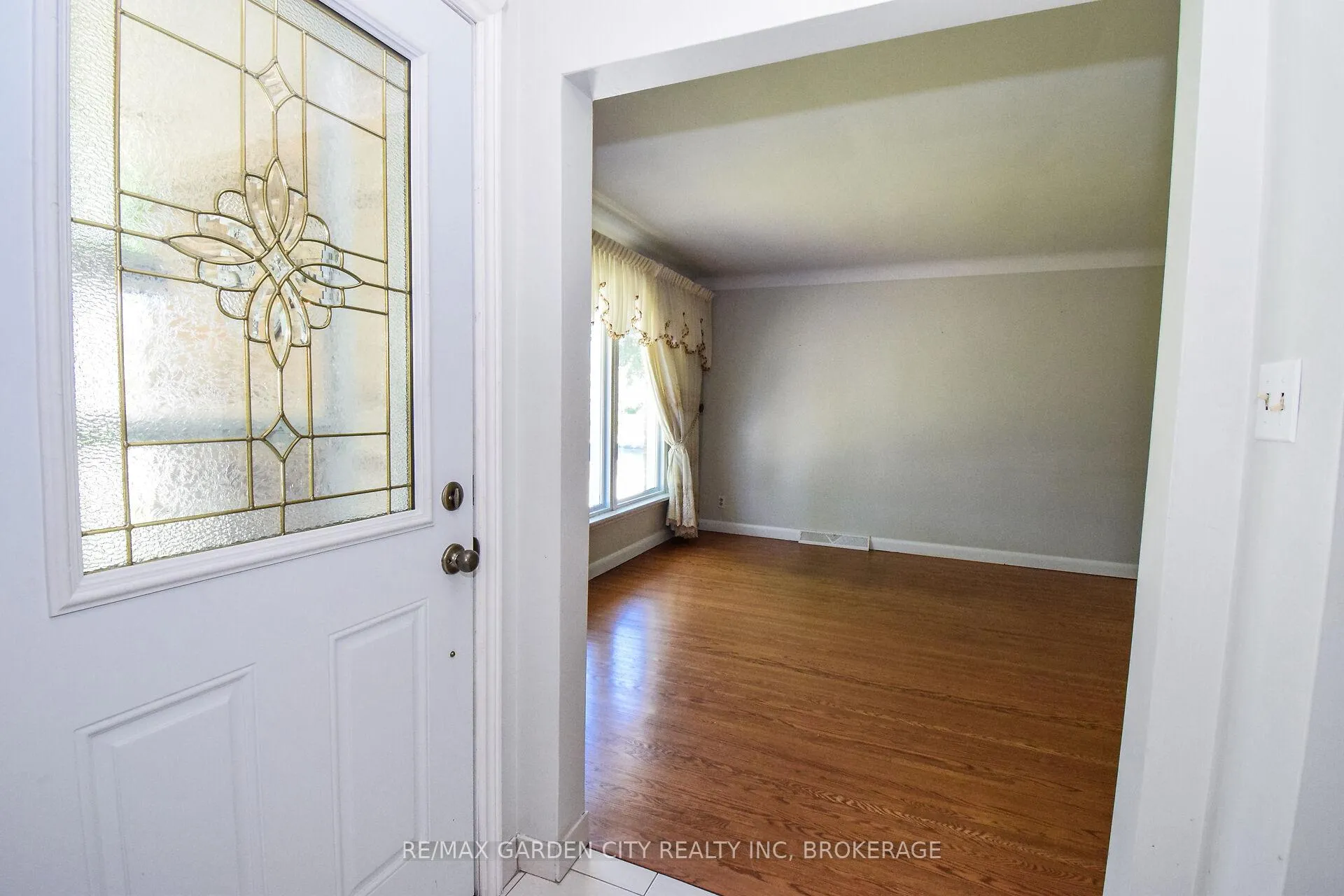 Photo 4 of 115 Larraine Street, Welland, Broadway — HOMEH