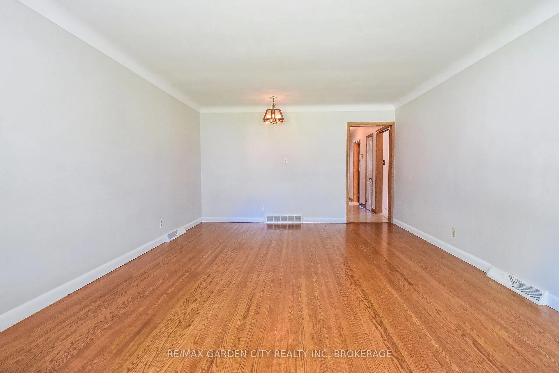 Photo 6 of 115 Larraine Street, Welland, Broadway — HOMEH