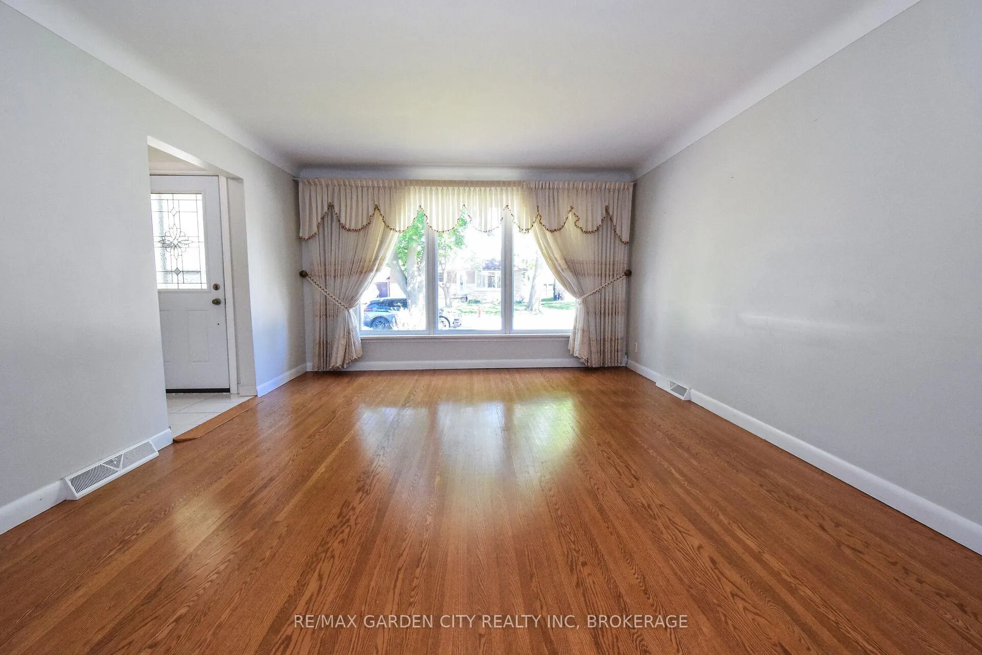 Photo 7 of 115 Larraine Street, Welland, Broadway — HOMEH
