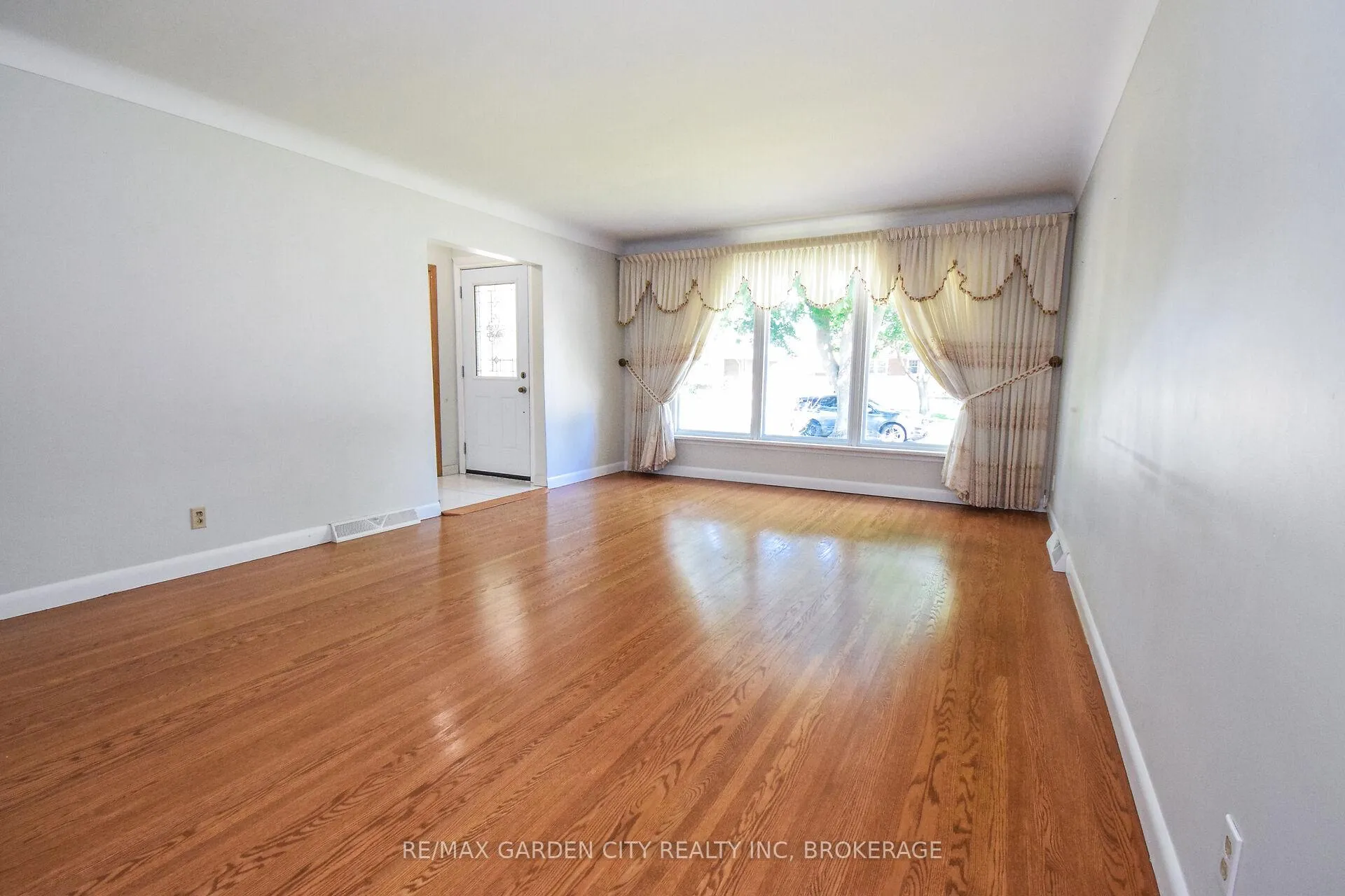 Photo 8 of 115 Larraine Street, Welland, Broadway — HOMEH