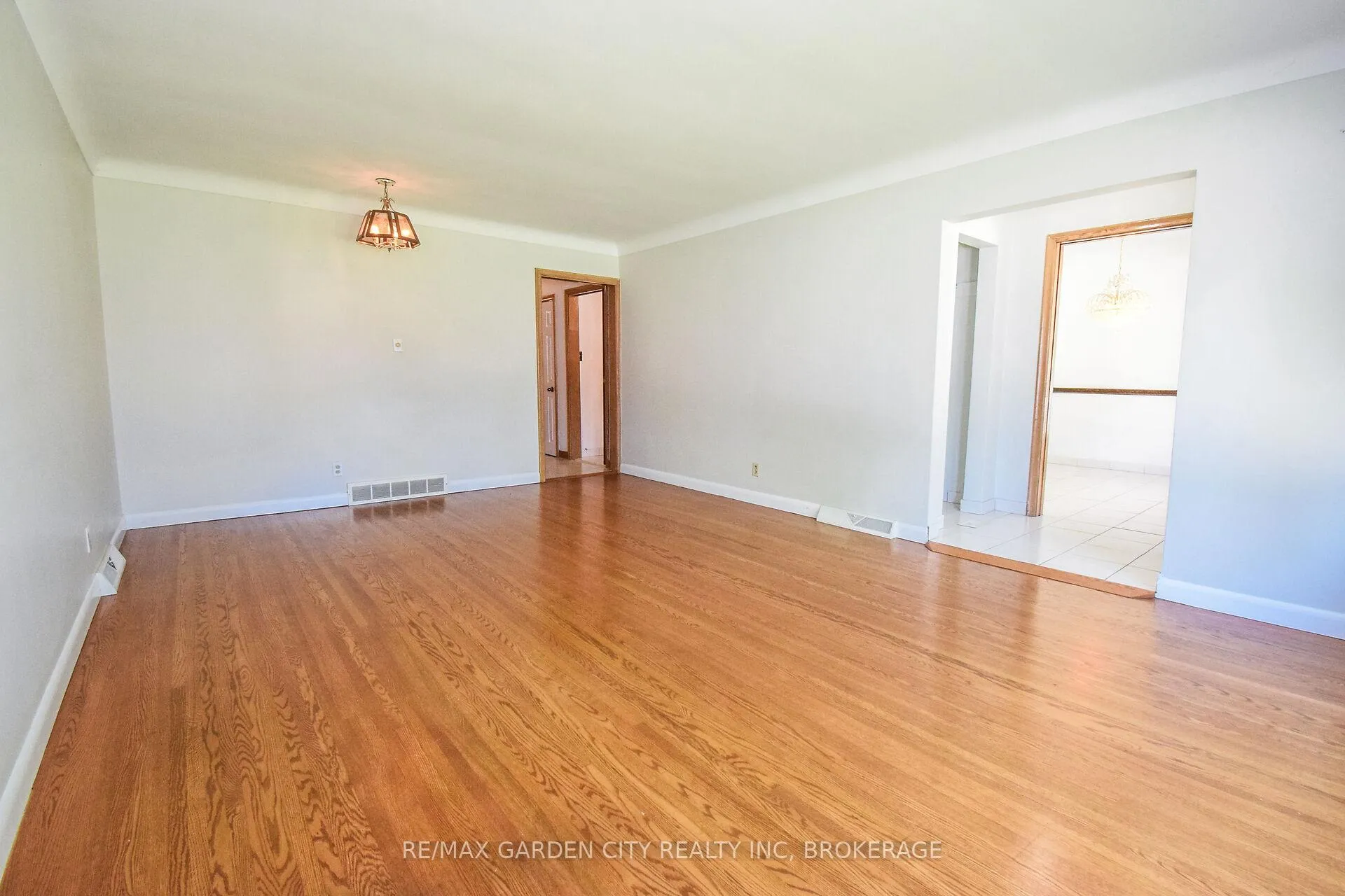Photo 9 of 115 Larraine Street, Welland, Broadway — HOMEH