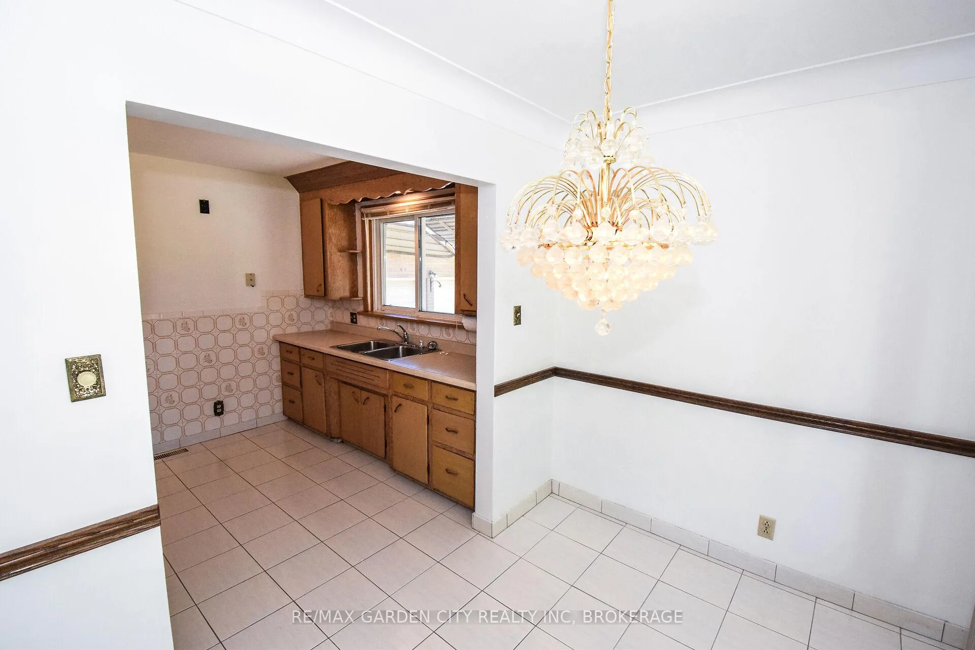 Photo 12 of 115 Larraine Street, Welland, Broadway — HOMEH